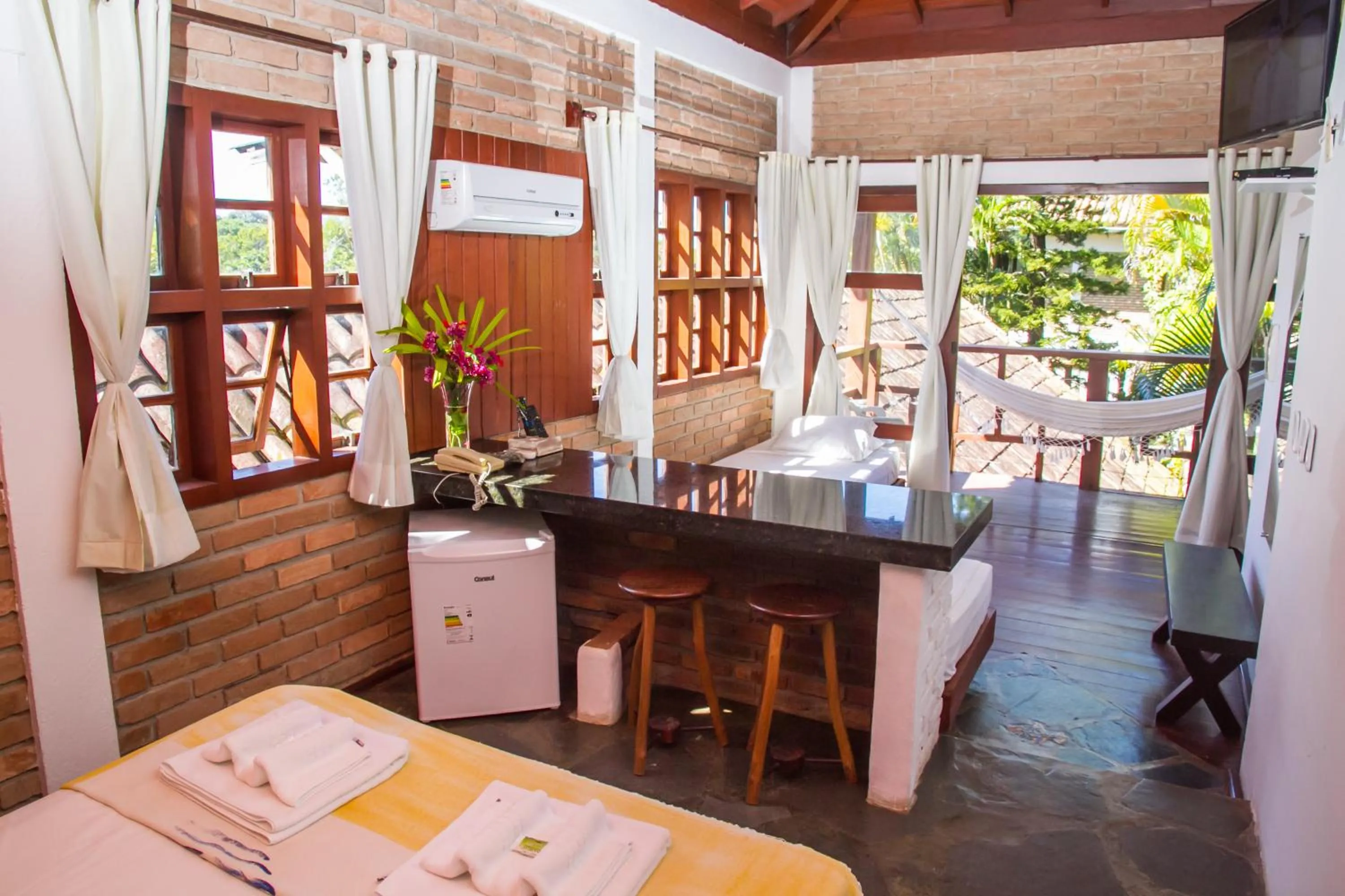Balcony/Terrace, Bed in Pousada Arraial Candeia