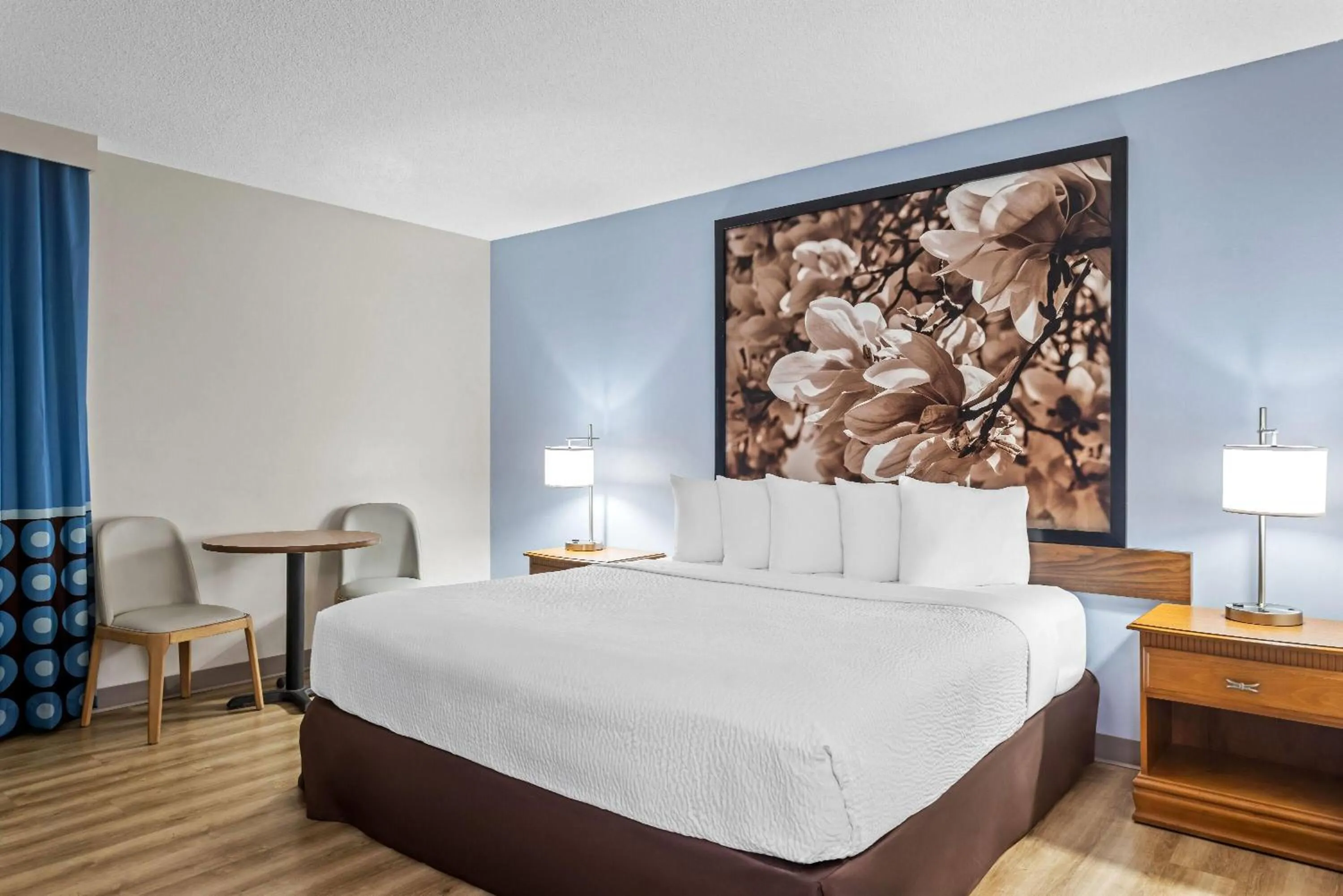 Bed in Super 8 by Wyndham Valdosta GA I-75