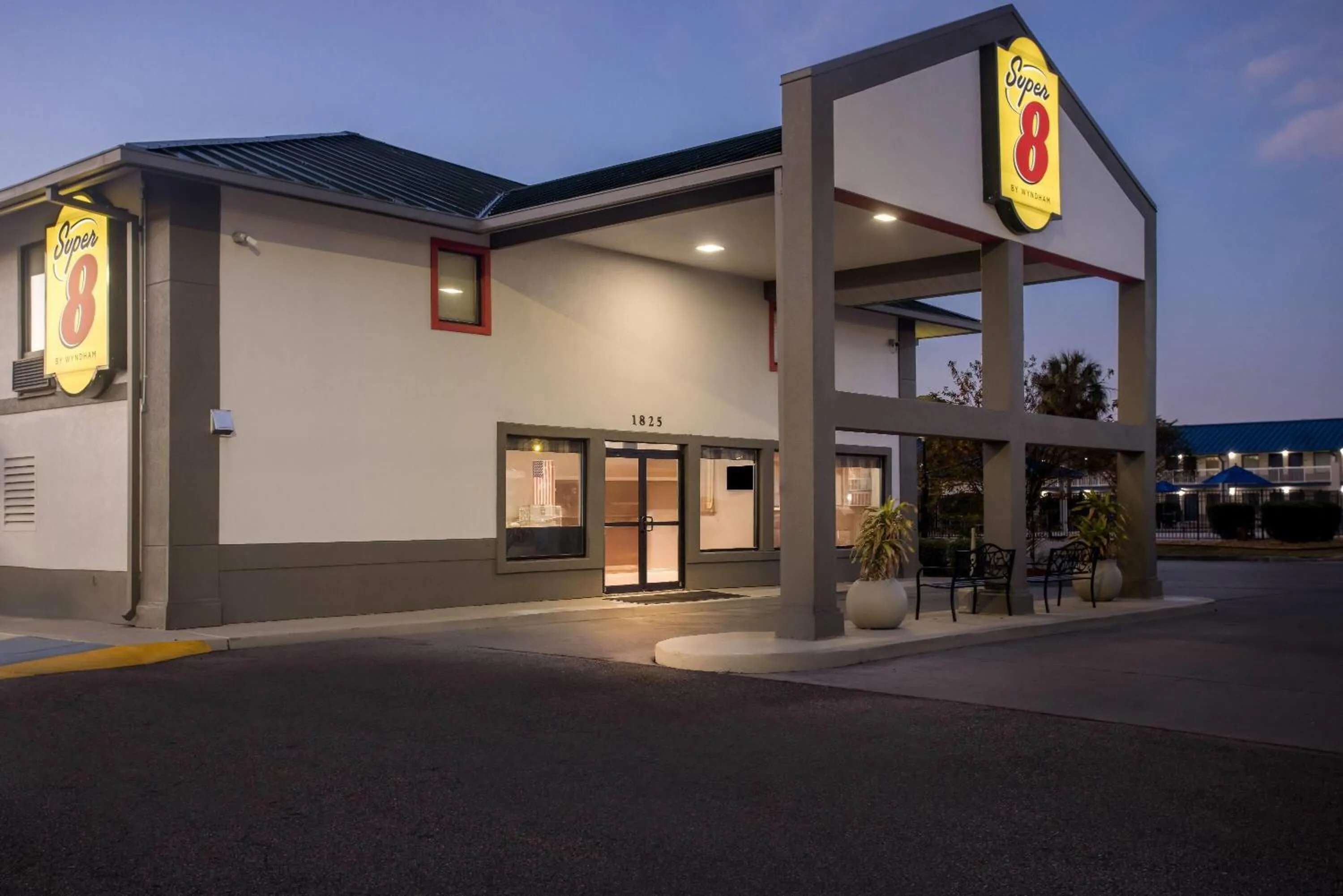 Property building in Super 8 by Wyndham Valdosta GA I-75