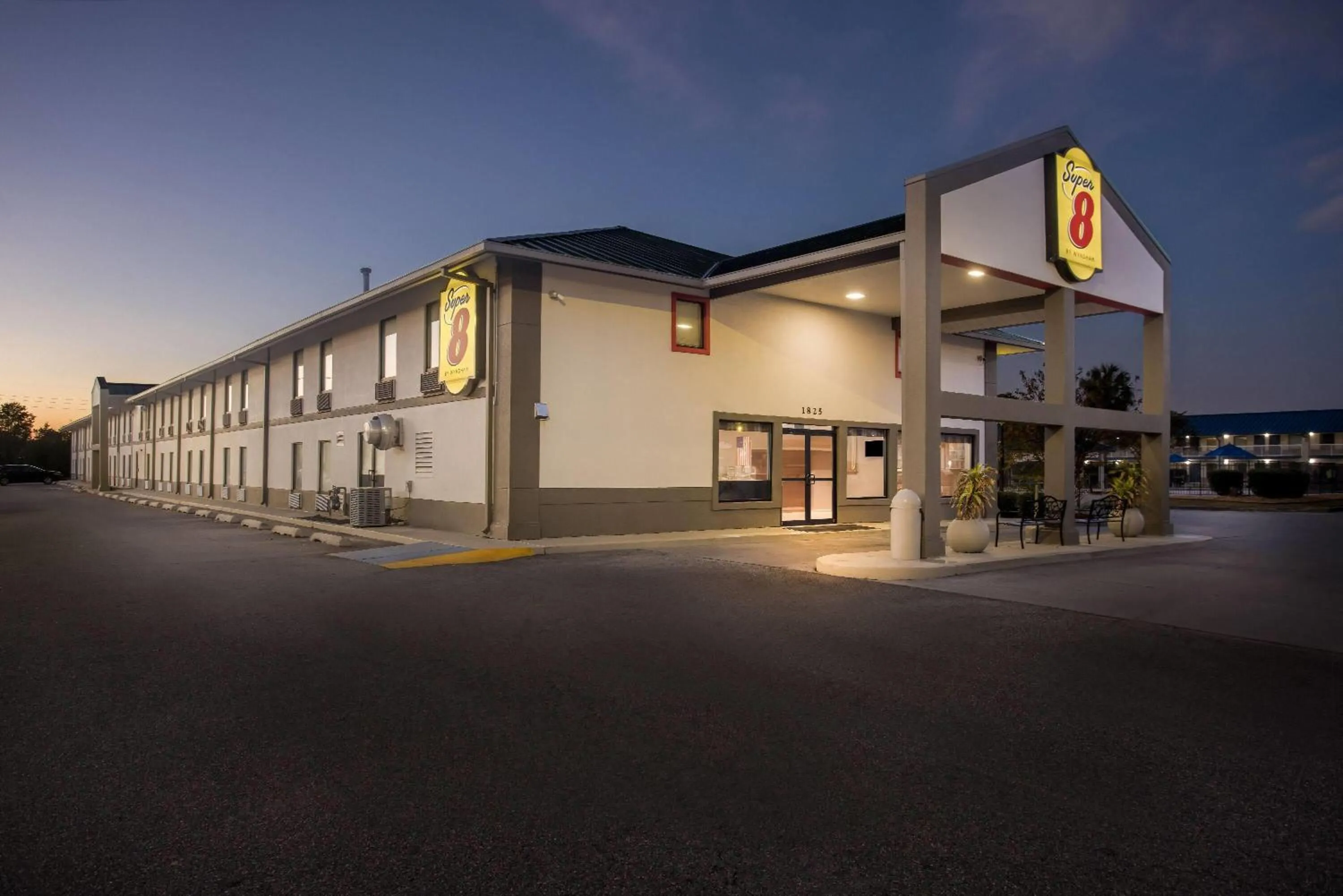 Property building in Super 8 by Wyndham Valdosta GA I-75