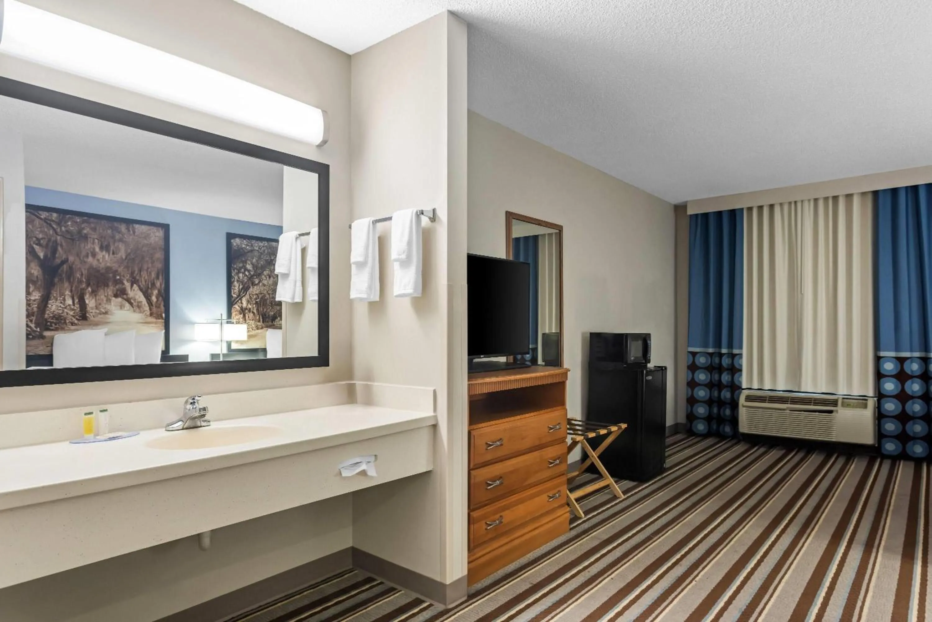 Bed in Super 8 by Wyndham Valdosta GA I-75