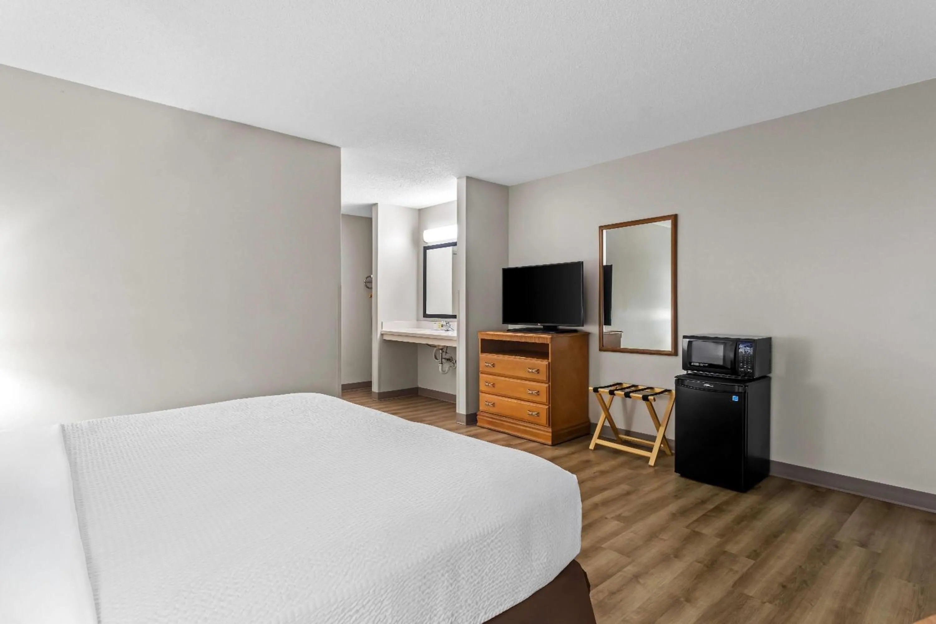 Bed in Super 8 by Wyndham Valdosta GA I-75