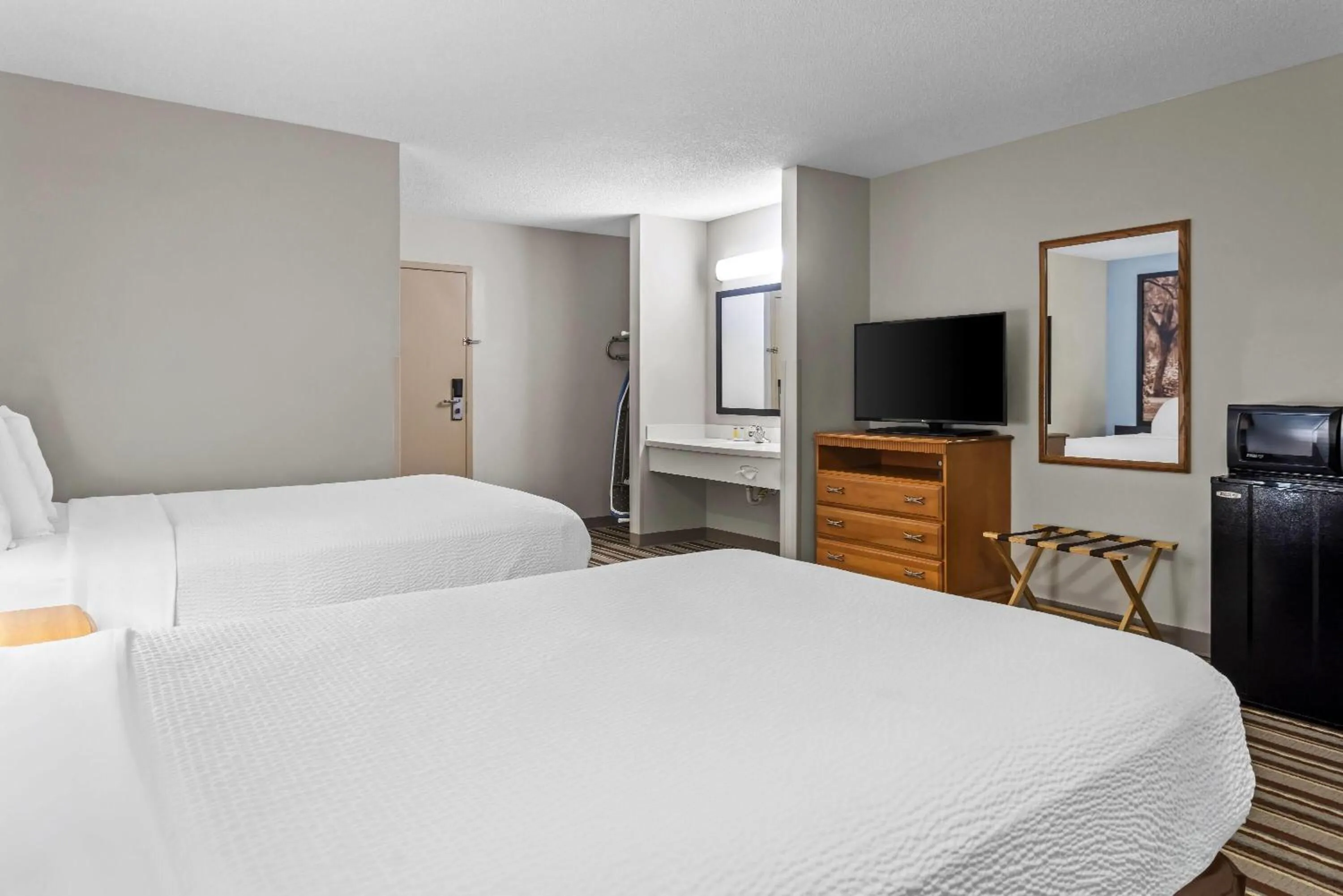 Bed in Super 8 by Wyndham Valdosta GA I-75