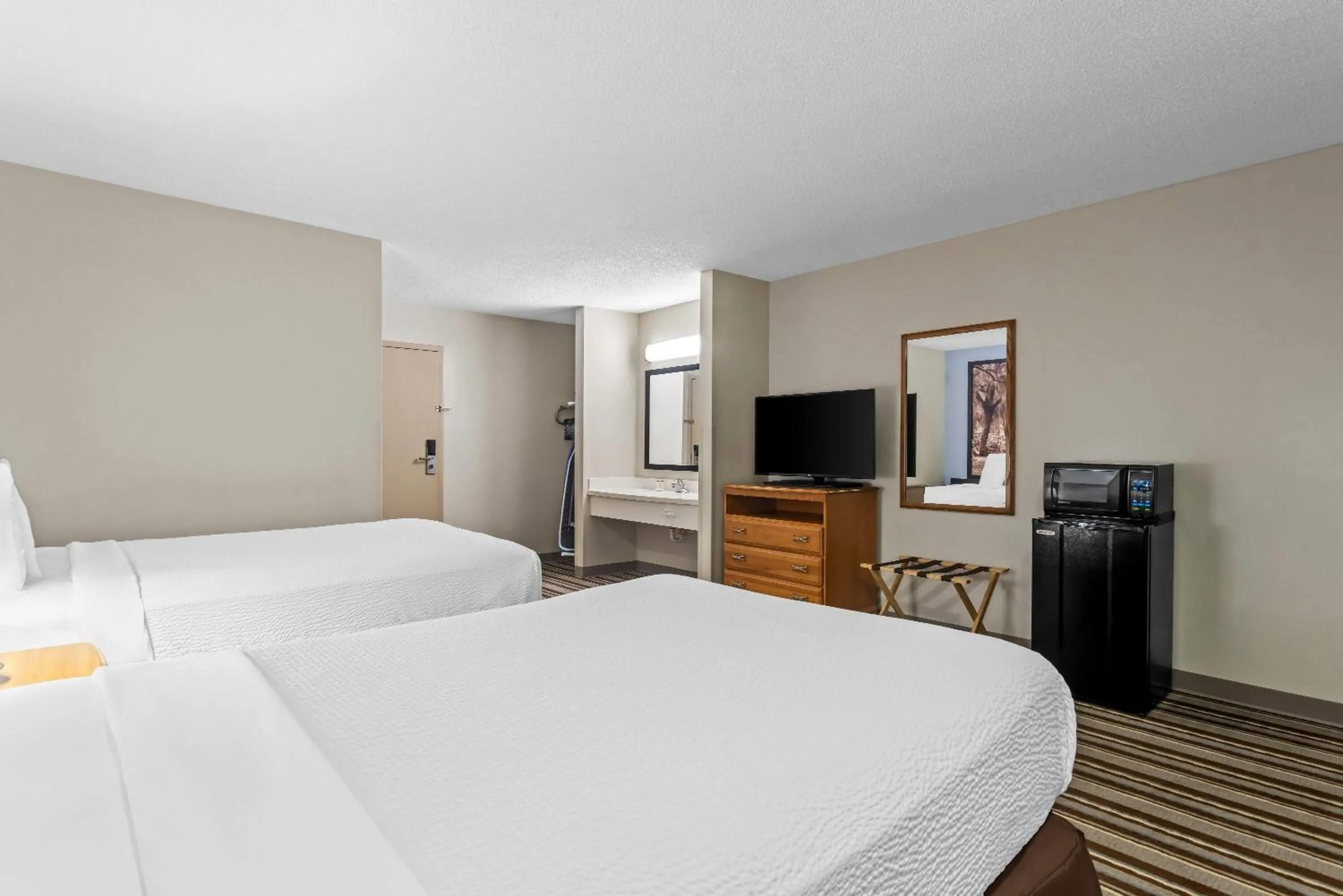 Bed in Super 8 by Wyndham Valdosta GA I-75