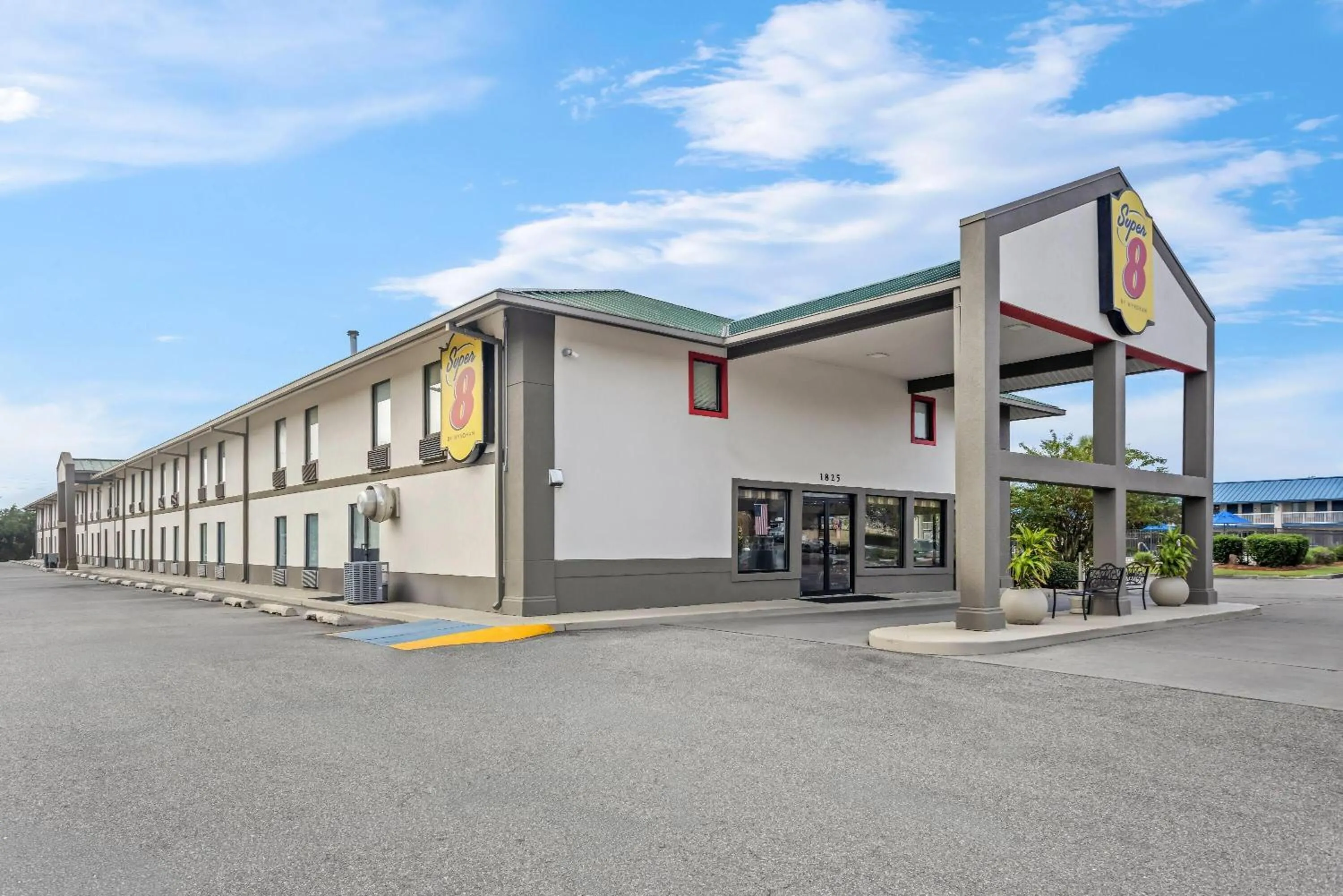 Property building in Super 8 by Wyndham Valdosta GA I-75