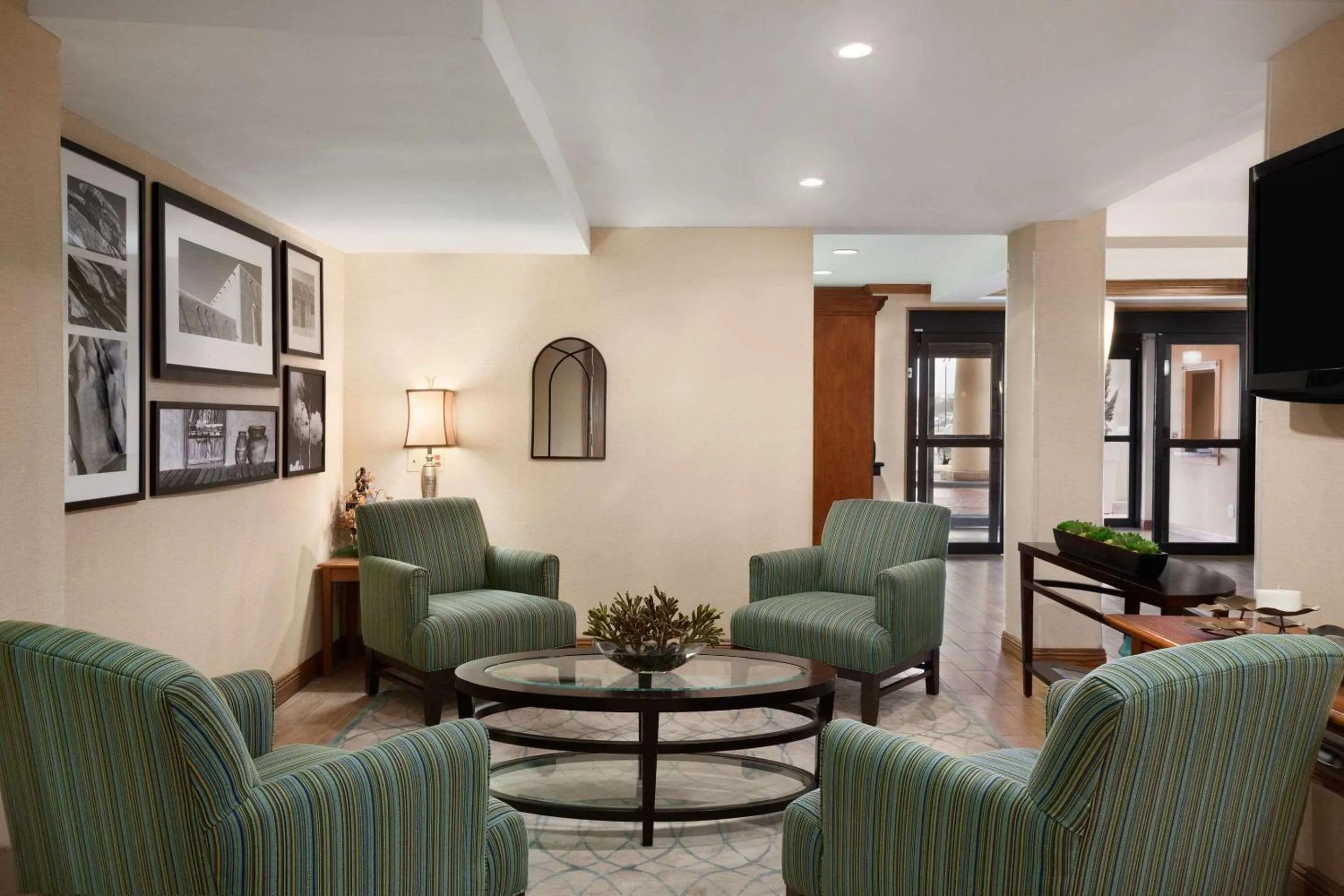 Lobby or reception in Country Inn & Suites by Radisson, Lubbock, TX