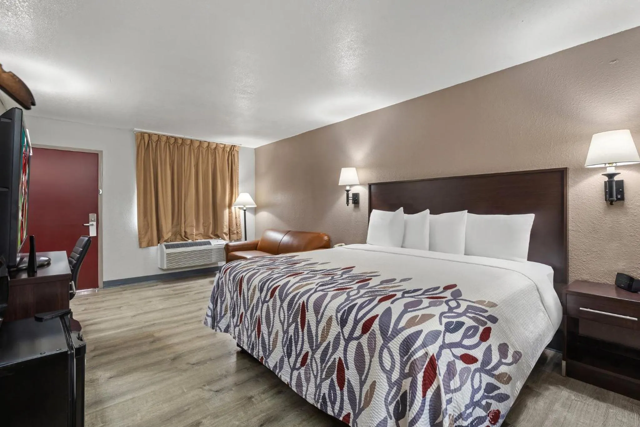 Photo of the whole room, Bed in Red Roof Inn Wilmington NC