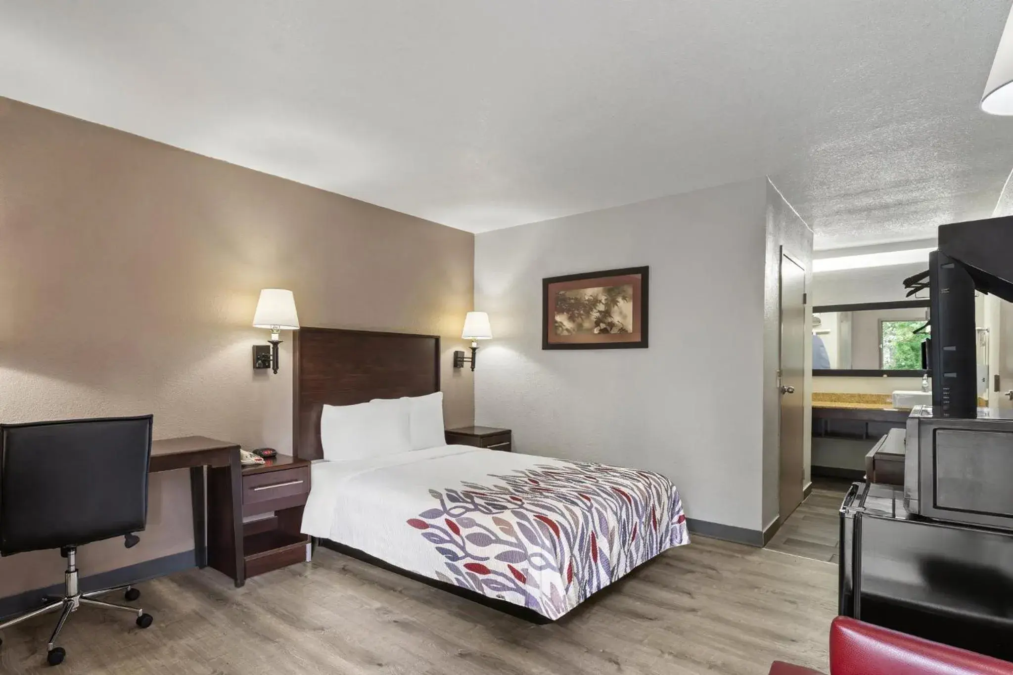 Deluxe Room with One Queen Bed Disability Access Non-Smoking in Red Roof Inn Wilmington NC Deluxe Room with One Queen Bed Disability Access Non-Smoking in Red Roof Inn Wilmington NC