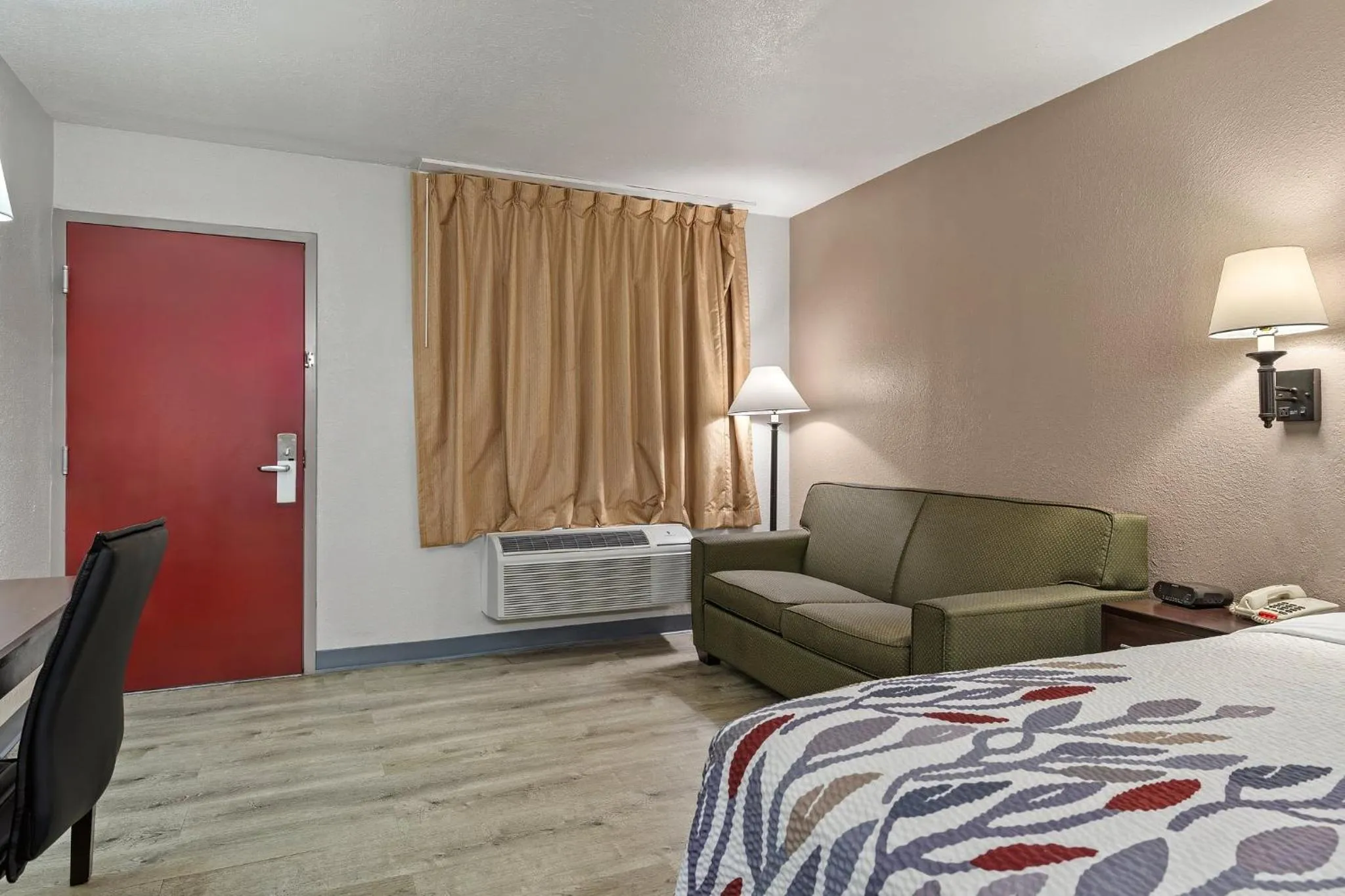 Photo of the whole room, Bed in Red Roof Inn Wilmington NC