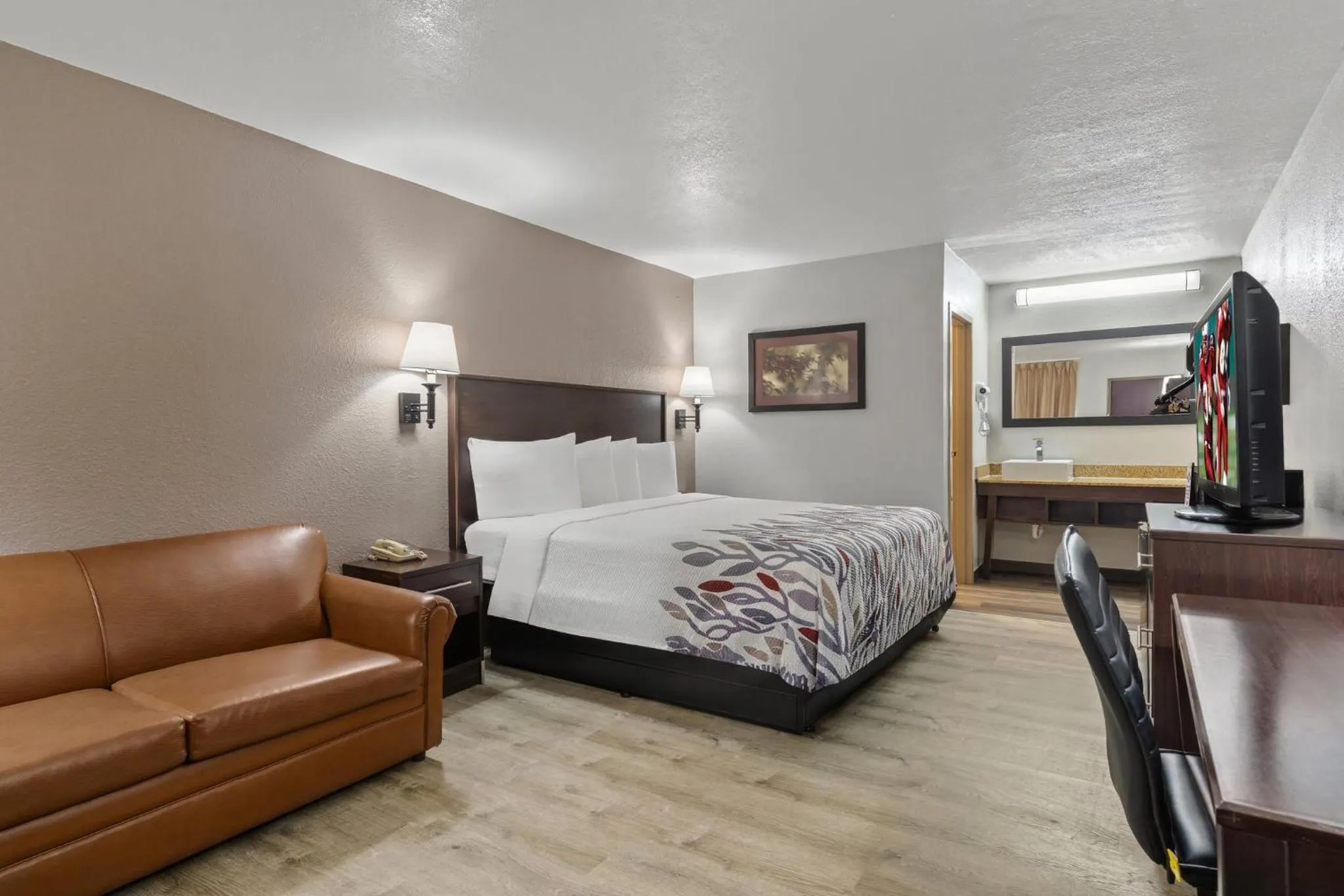 Photo of the whole room, Bed in Red Roof Inn Wilmington NC