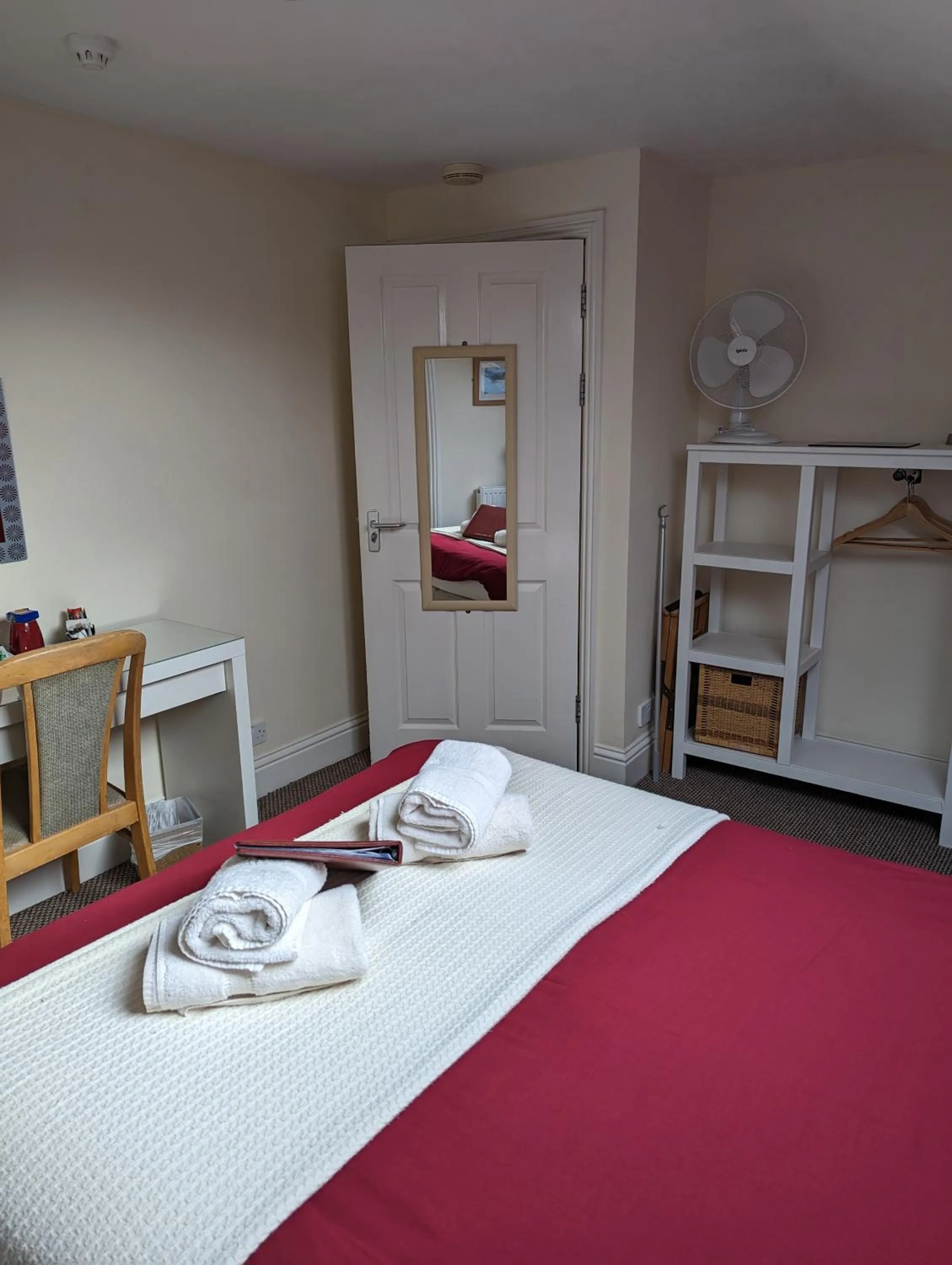 Bedroom, Bed in Railway Inn