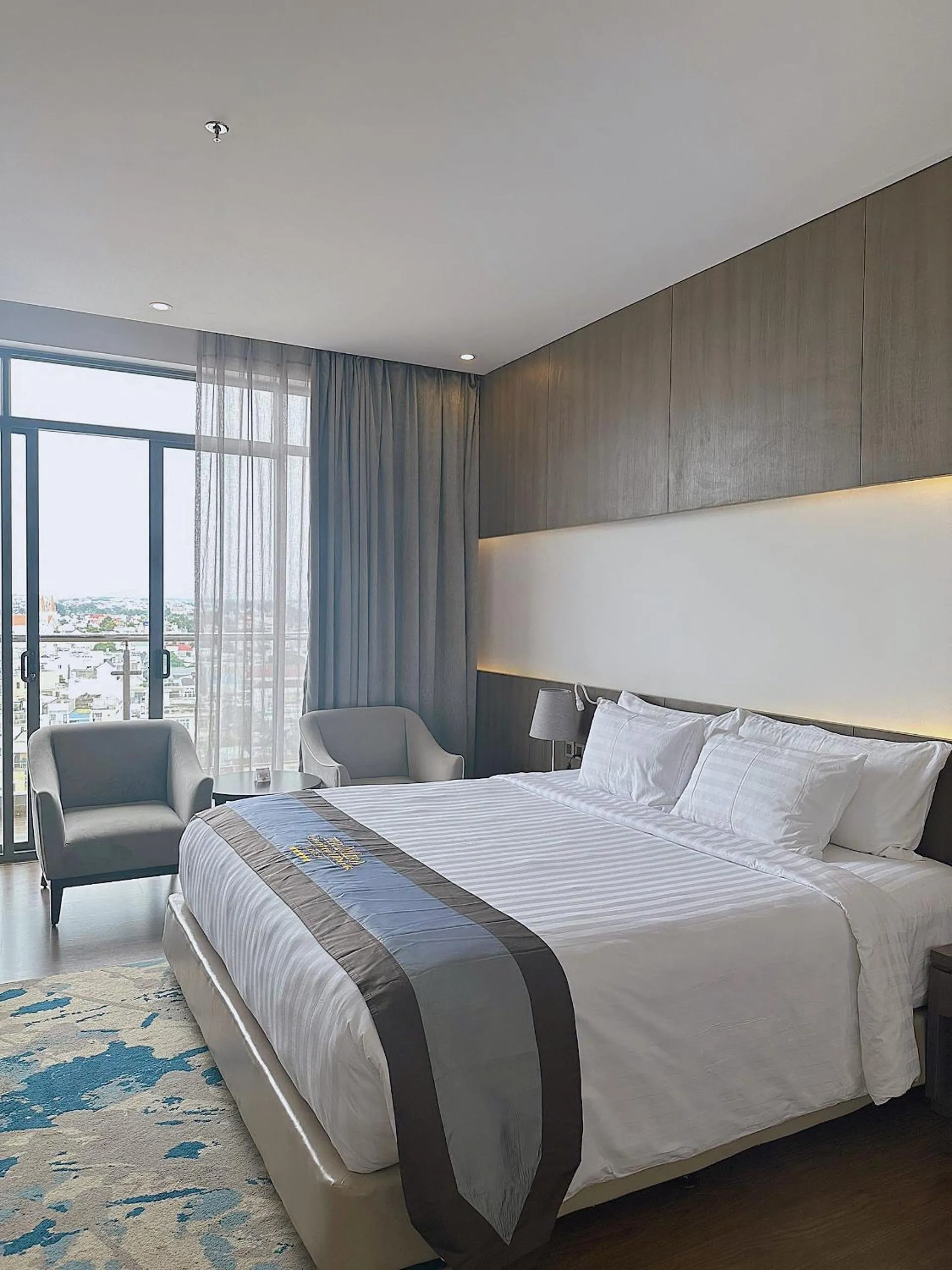 Balcony/Terrace, Bed in The Mira Central Park Hotel