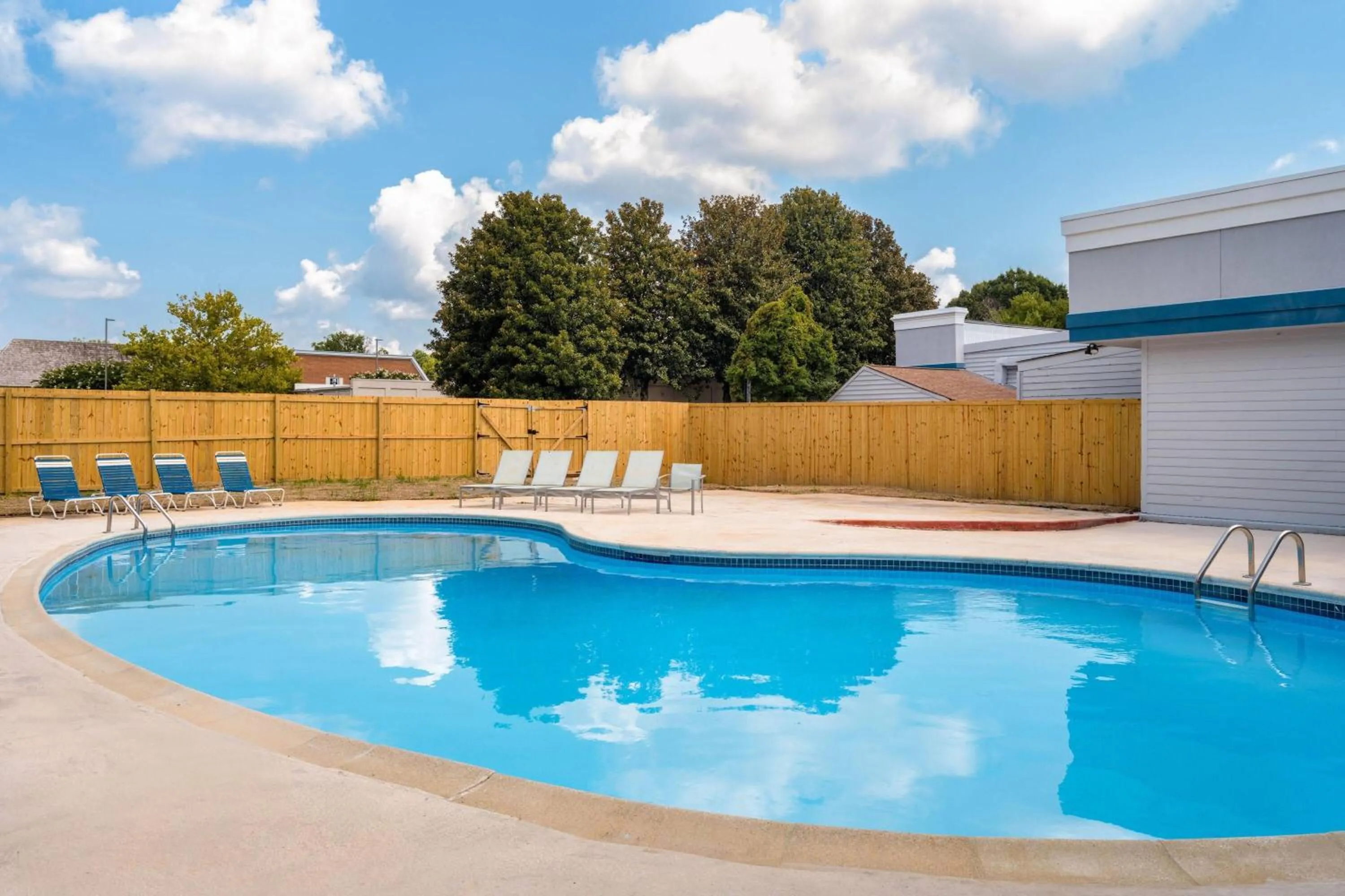 Swimming pool in Days Hotel by Wyndham Williamsburg I-64