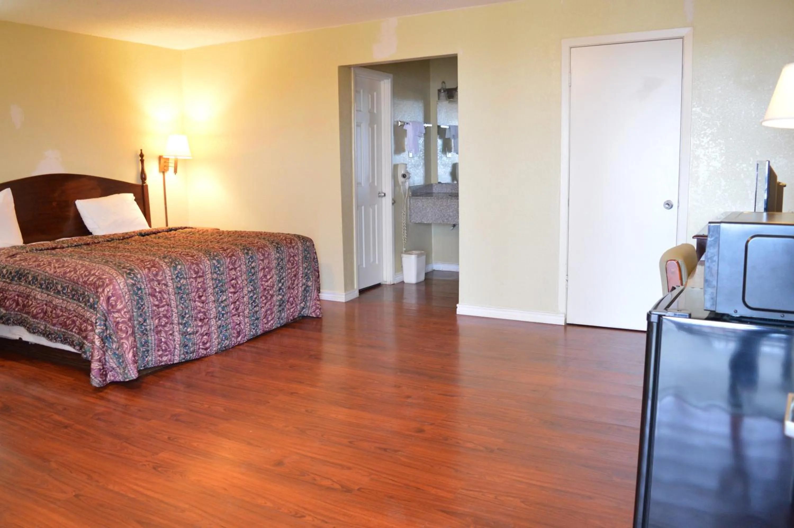 Bedroom, Bed in Knights Inn Greenville