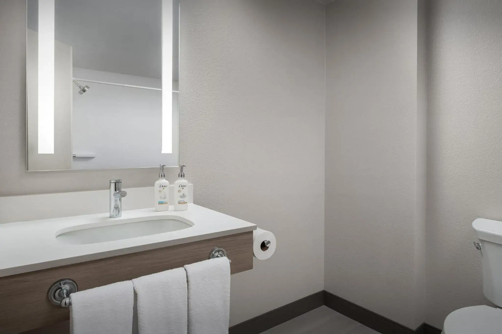 Standard King Room with Mobility Accessible Tub in Holiday Inn Express Spokane Airport by IHG Standard King Room with Mobility Accessible Tub in Holiday Inn Express Spokane Airport by IHG