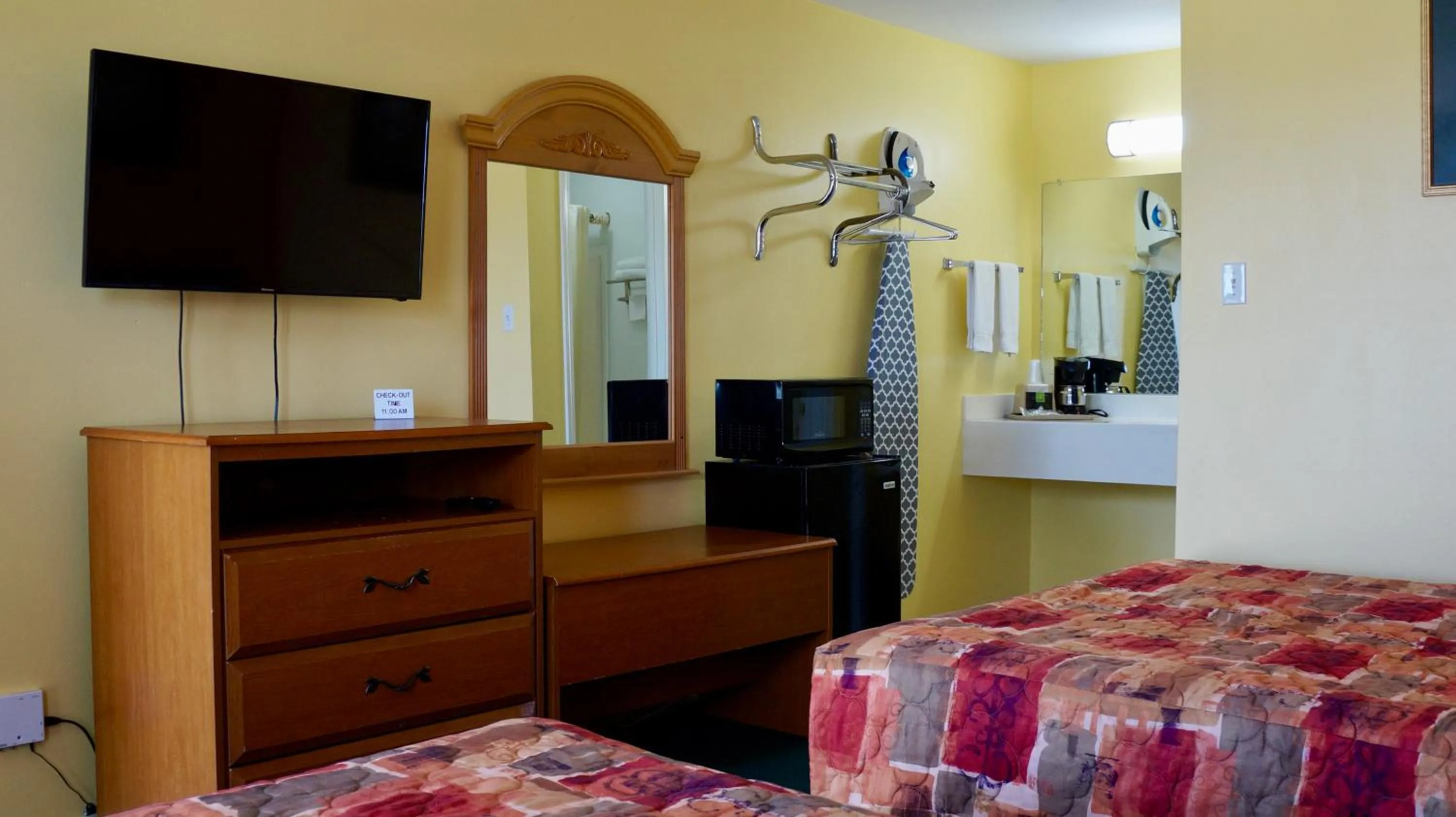 TV and multimedia in American Inn of Kinder