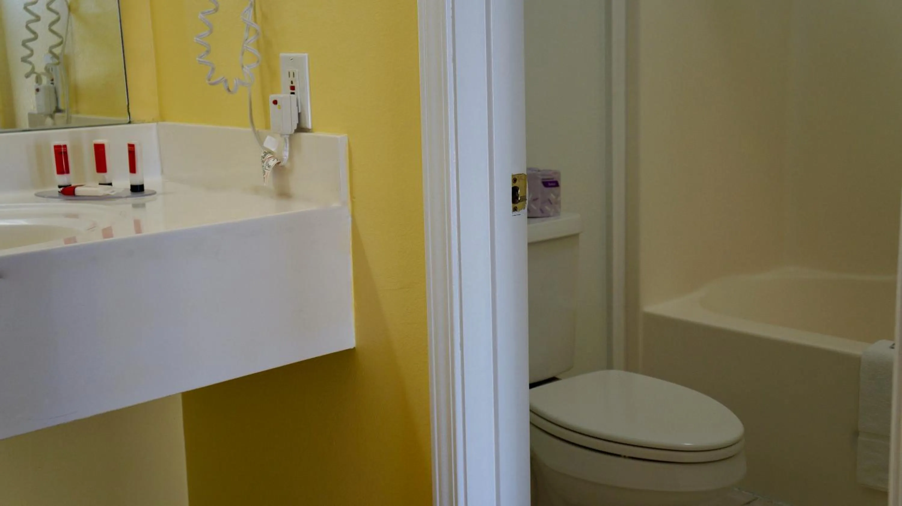 Bathroom in American Inn of Kinder