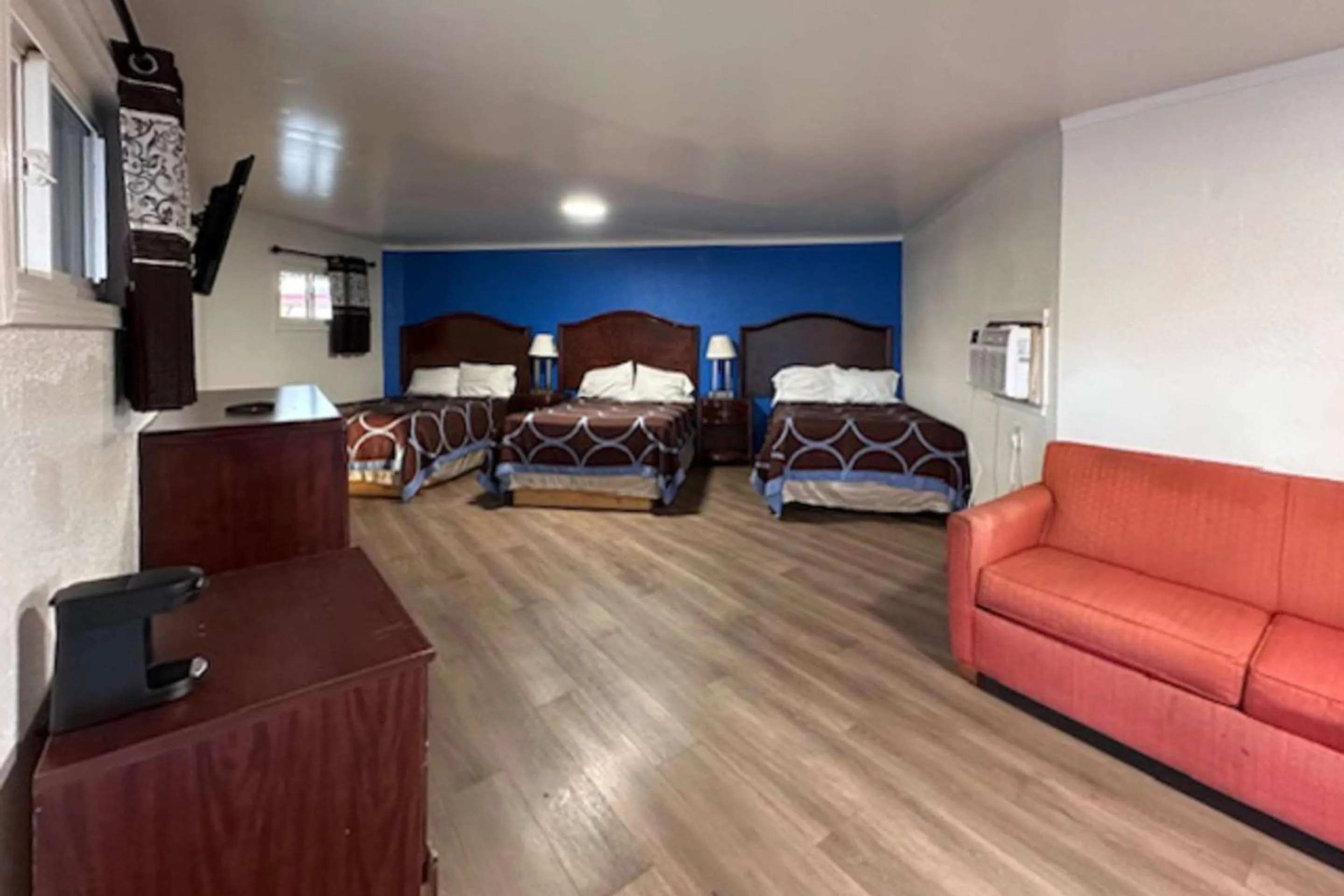 Bedroom, Bed in Rodeway Inn Flora