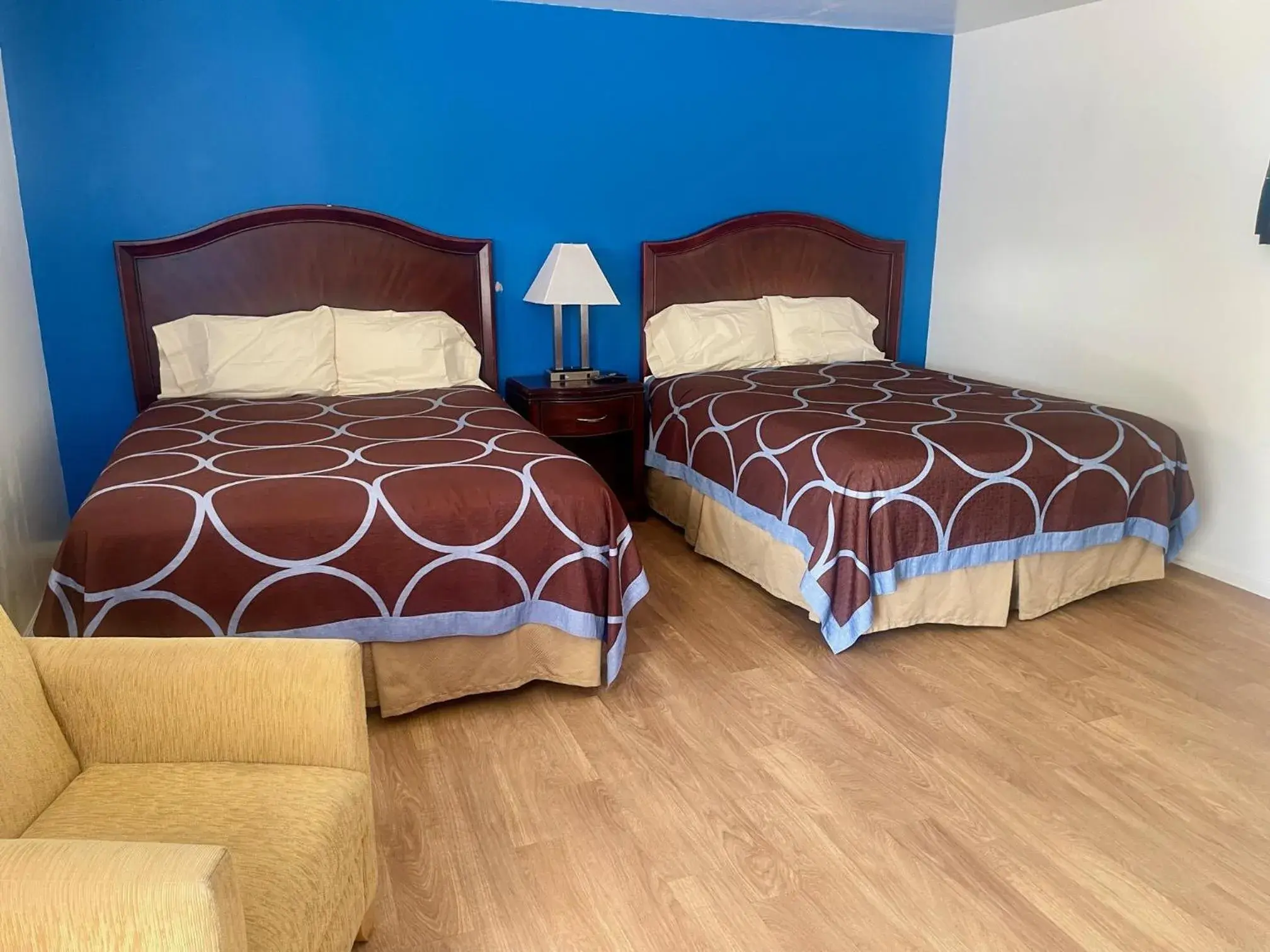 Double Room with Two Double Beds - Smoking in Rodeway Inn Flora Double Room with Two Double Beds - Smoking in Rodeway Inn Flora