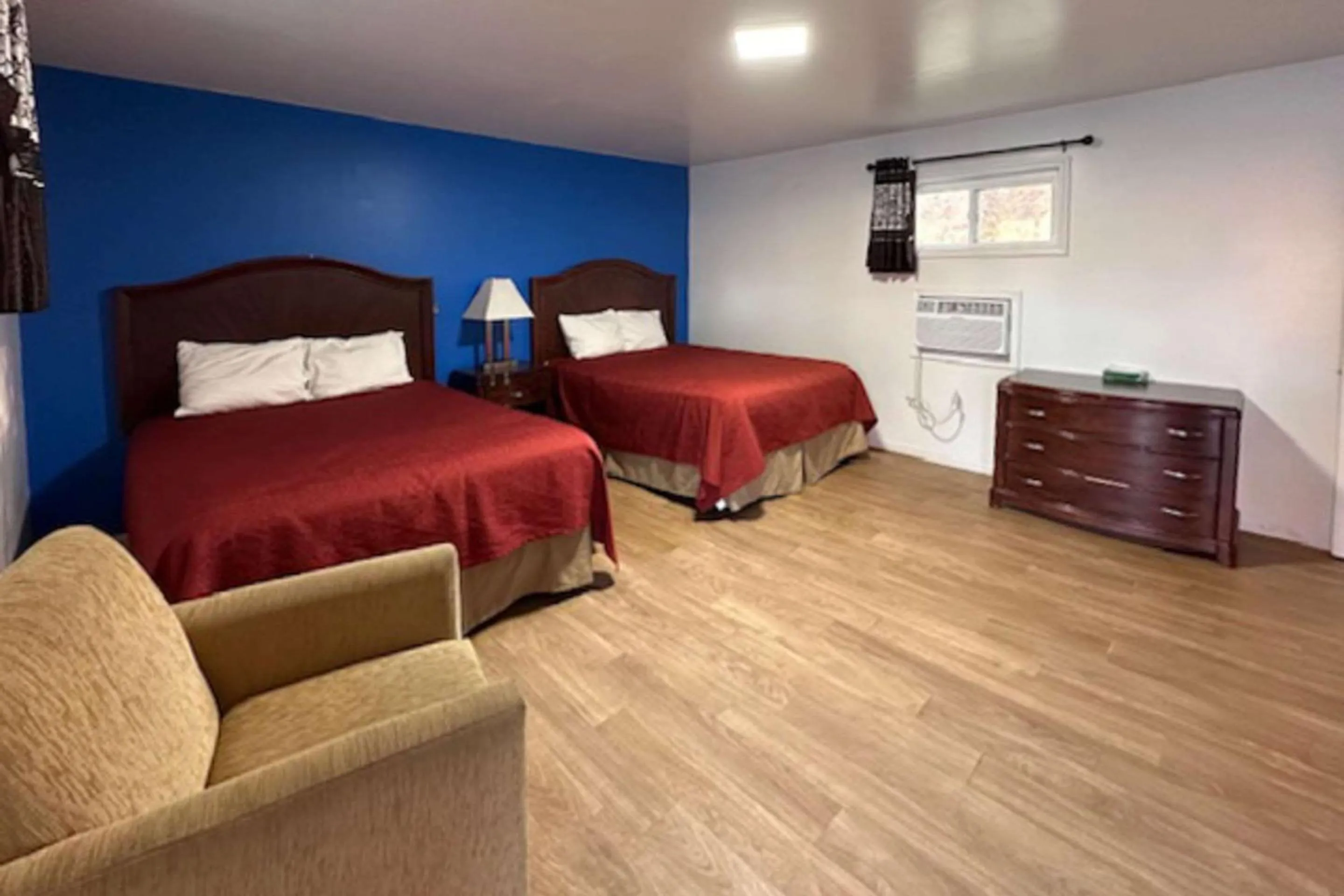 Bedroom, Bed in Rodeway Inn Flora