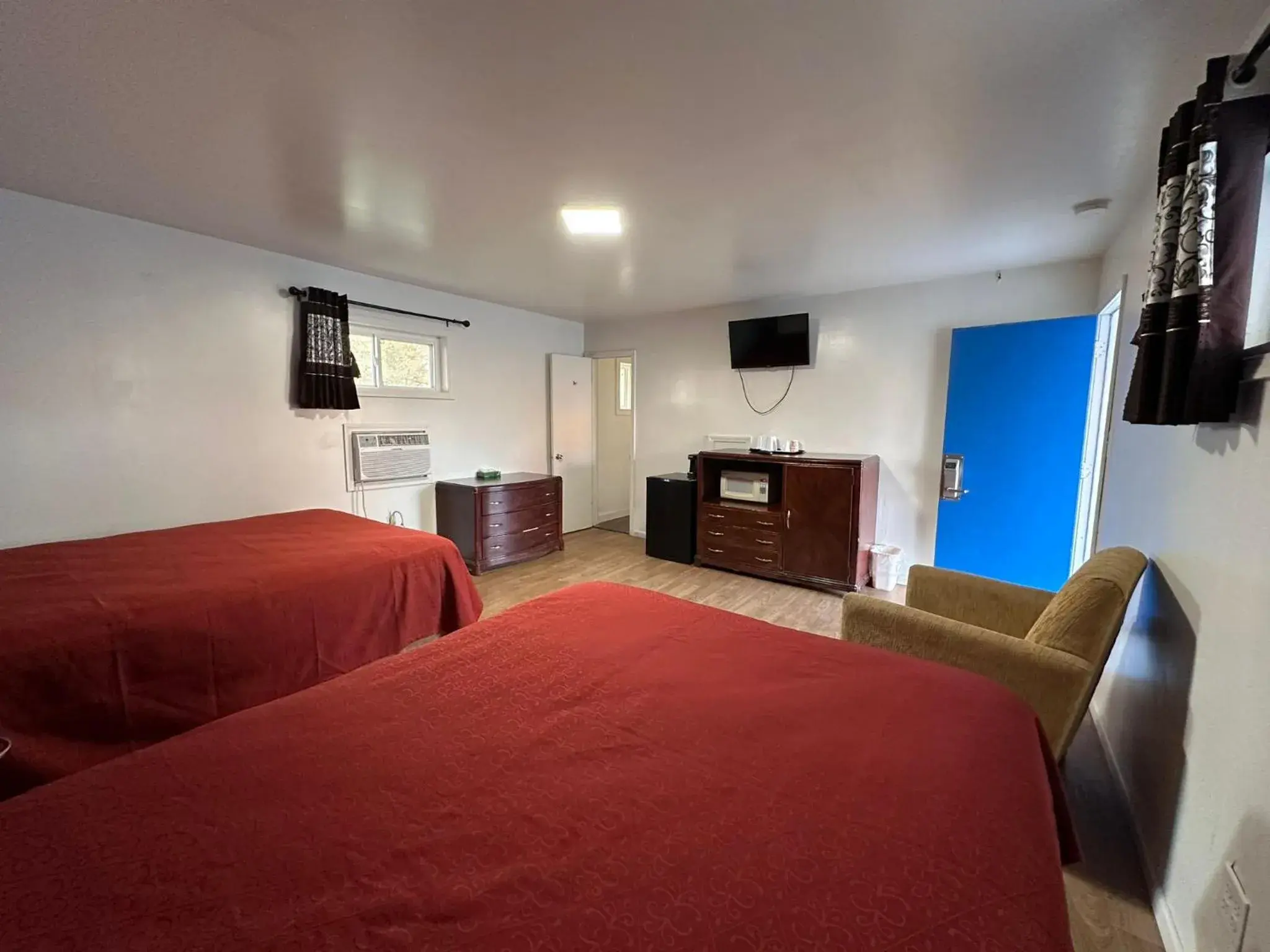 Double Room with Two Double Beds - Non-Smoking in Rodeway Inn Flora Double Room with Two Double Beds - Non-Smoking in Rodeway Inn Flora