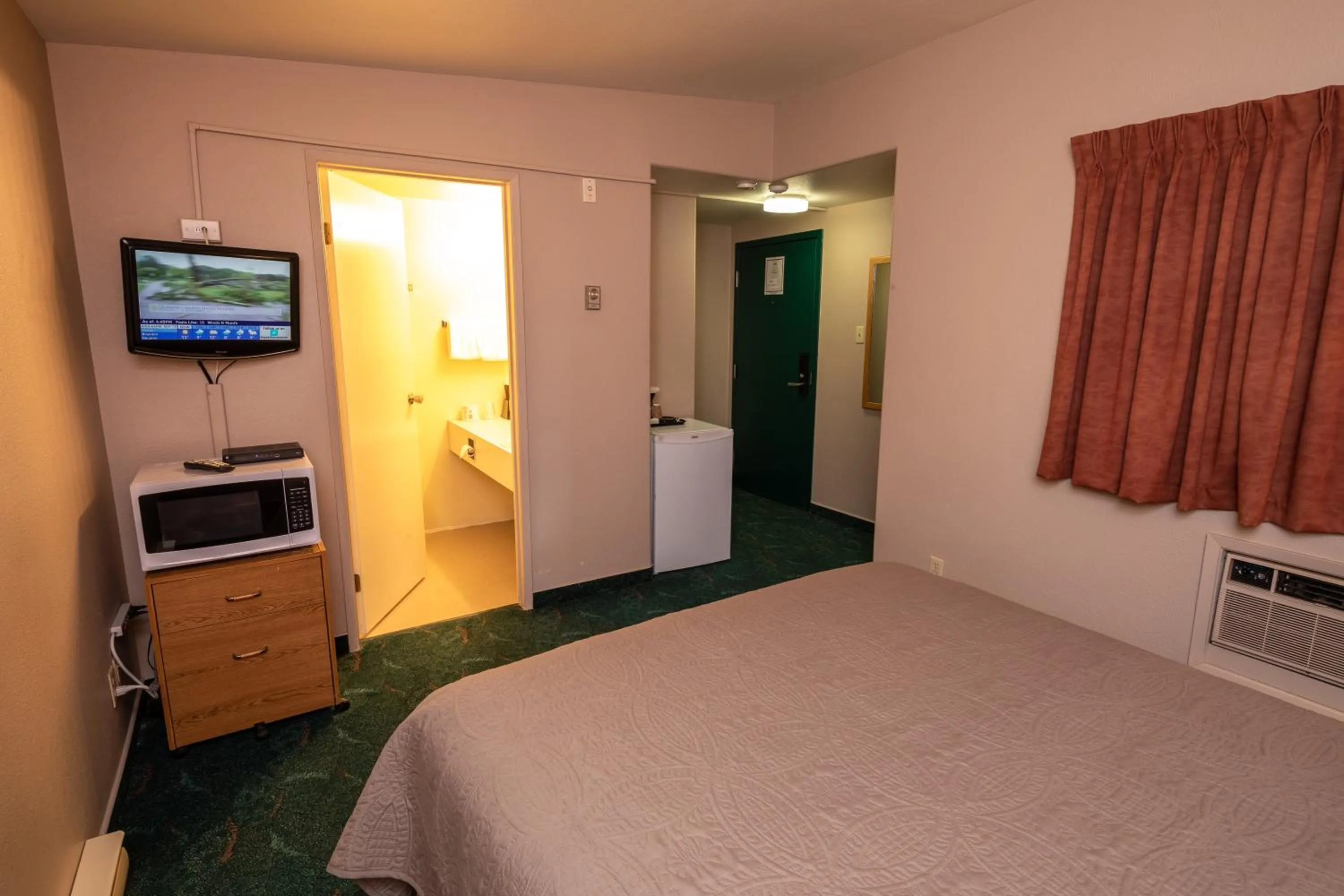 Photo of the whole room, Bed in Keystone Motor Inn