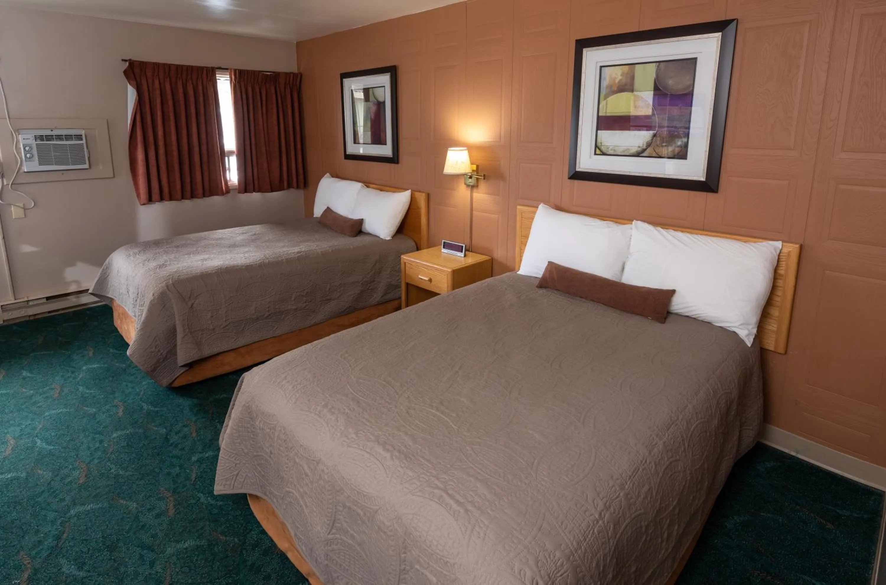 Photo of the whole room, Bed in Keystone Motor Inn