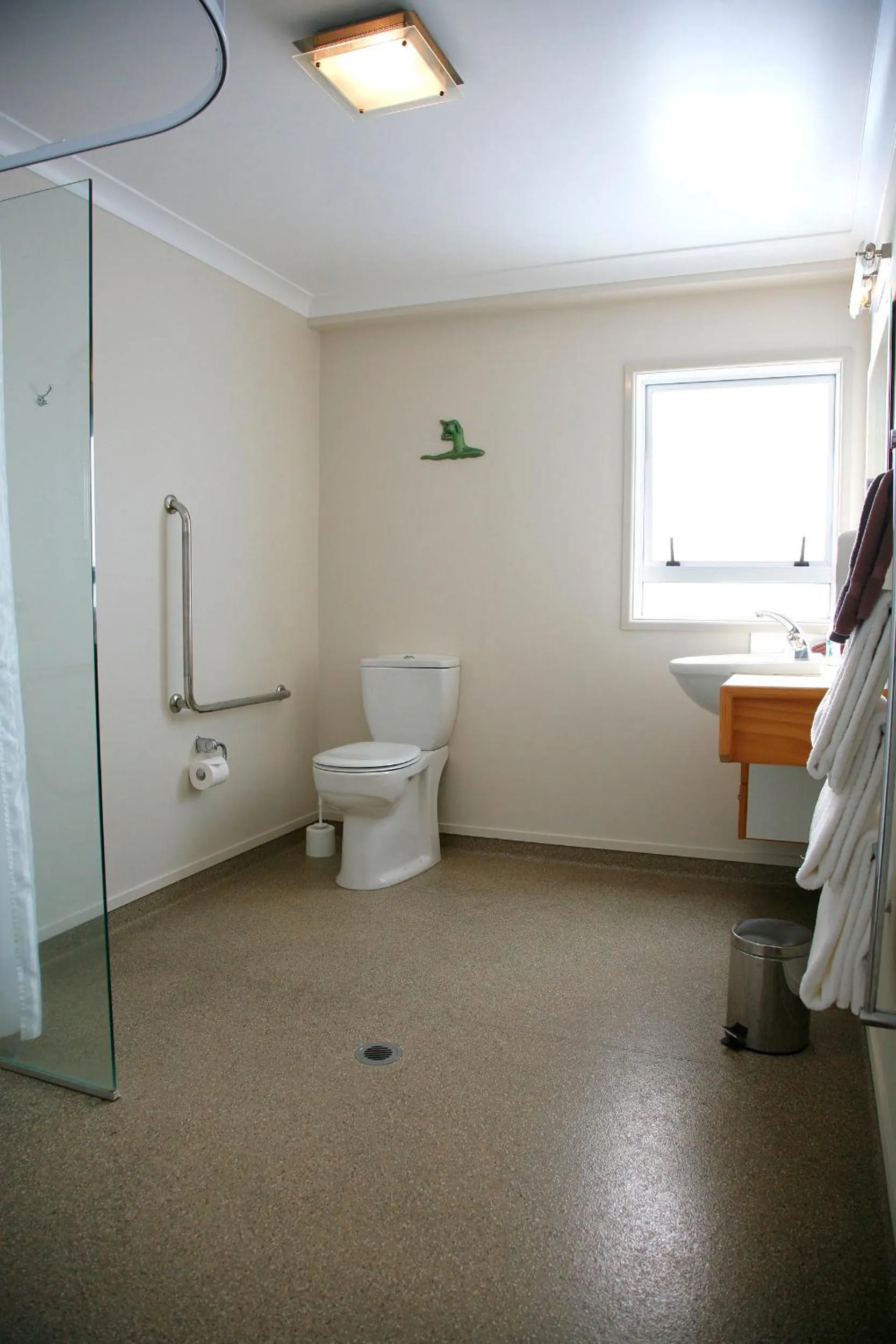 Bathroom in Touchwood Motor Lodge