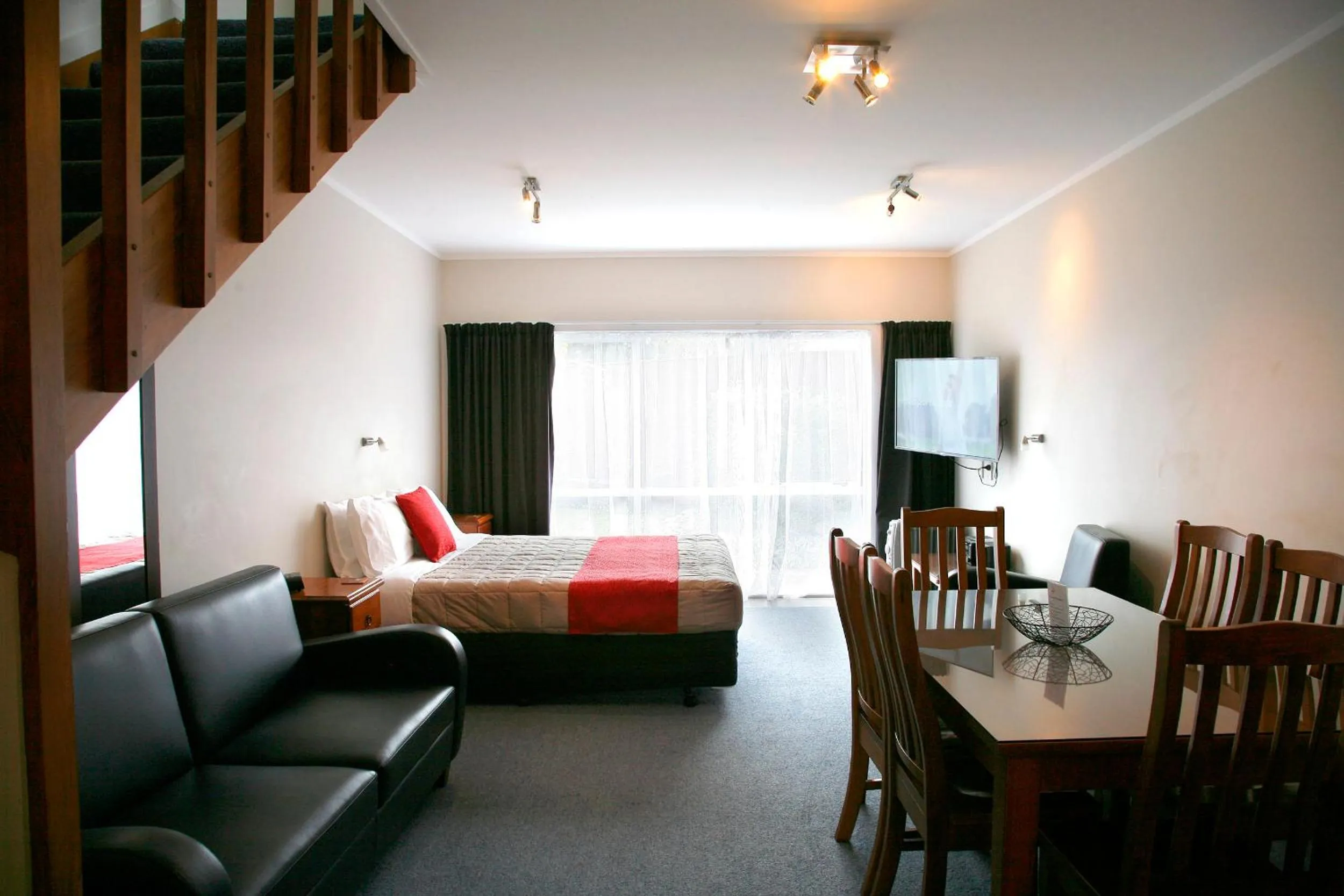 Living room, Bed in Touchwood Motor Lodge