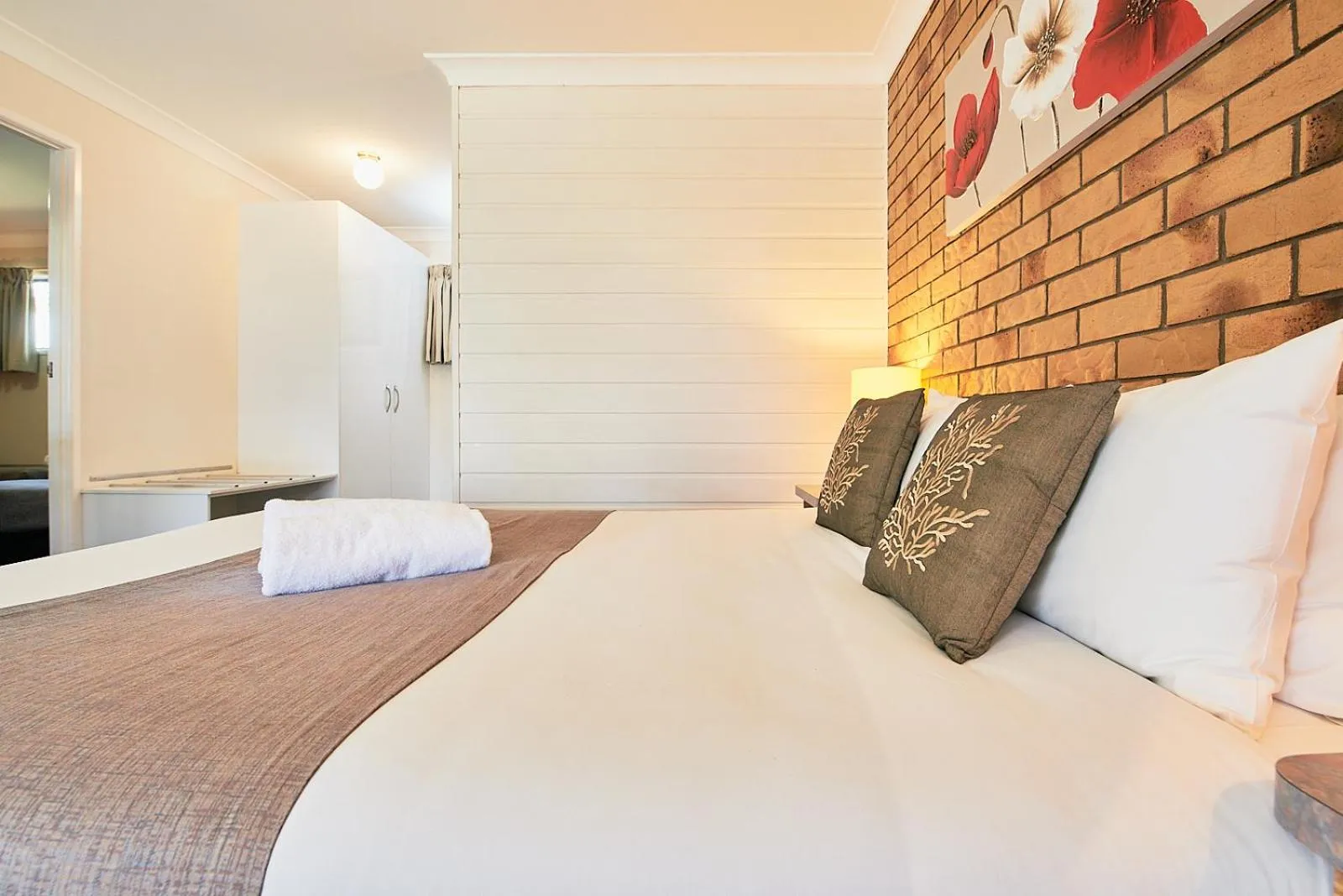 View (from property/room), Bed in Ruthven Street Motor Inn