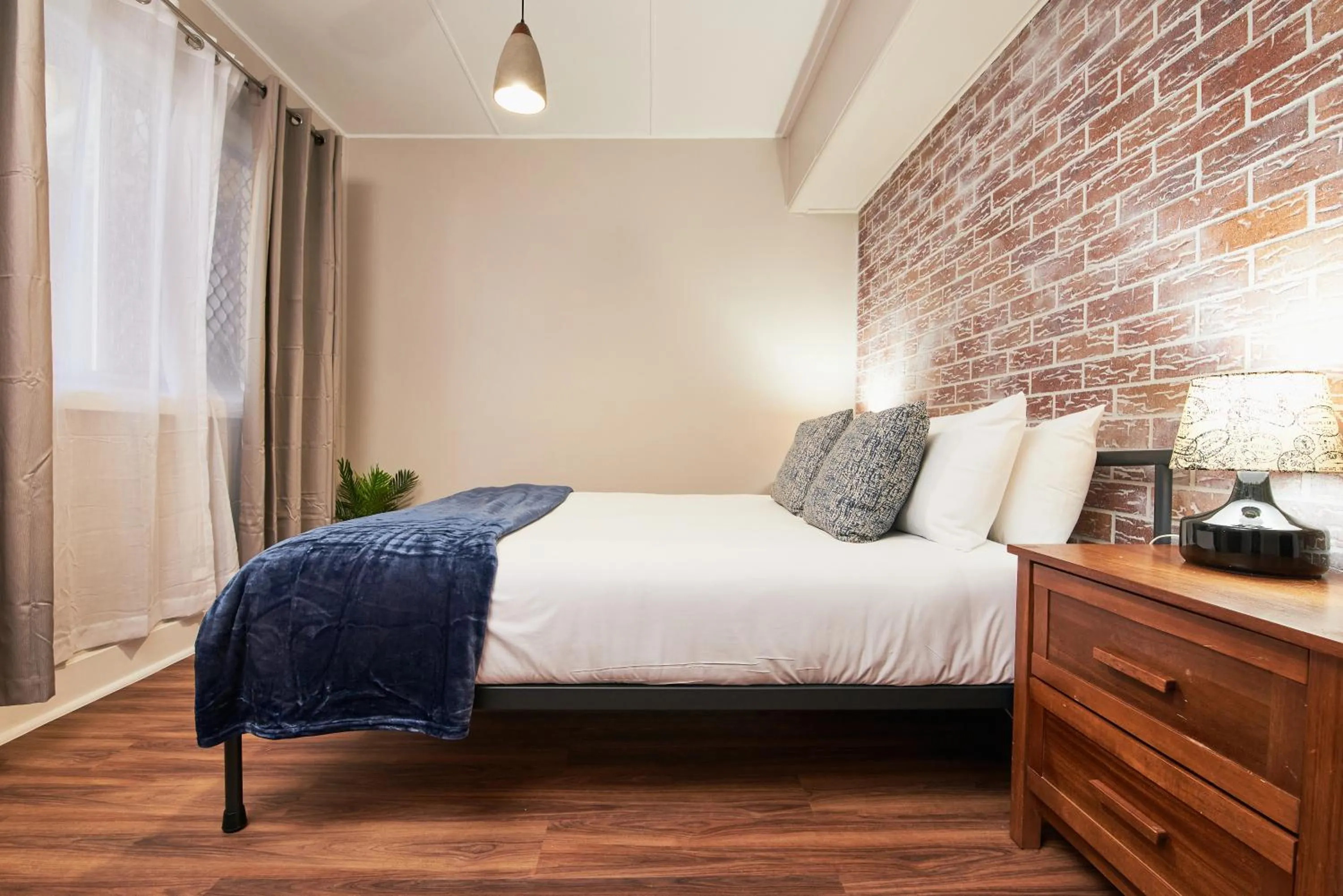 Bed in Ruthven Street Motor Inn