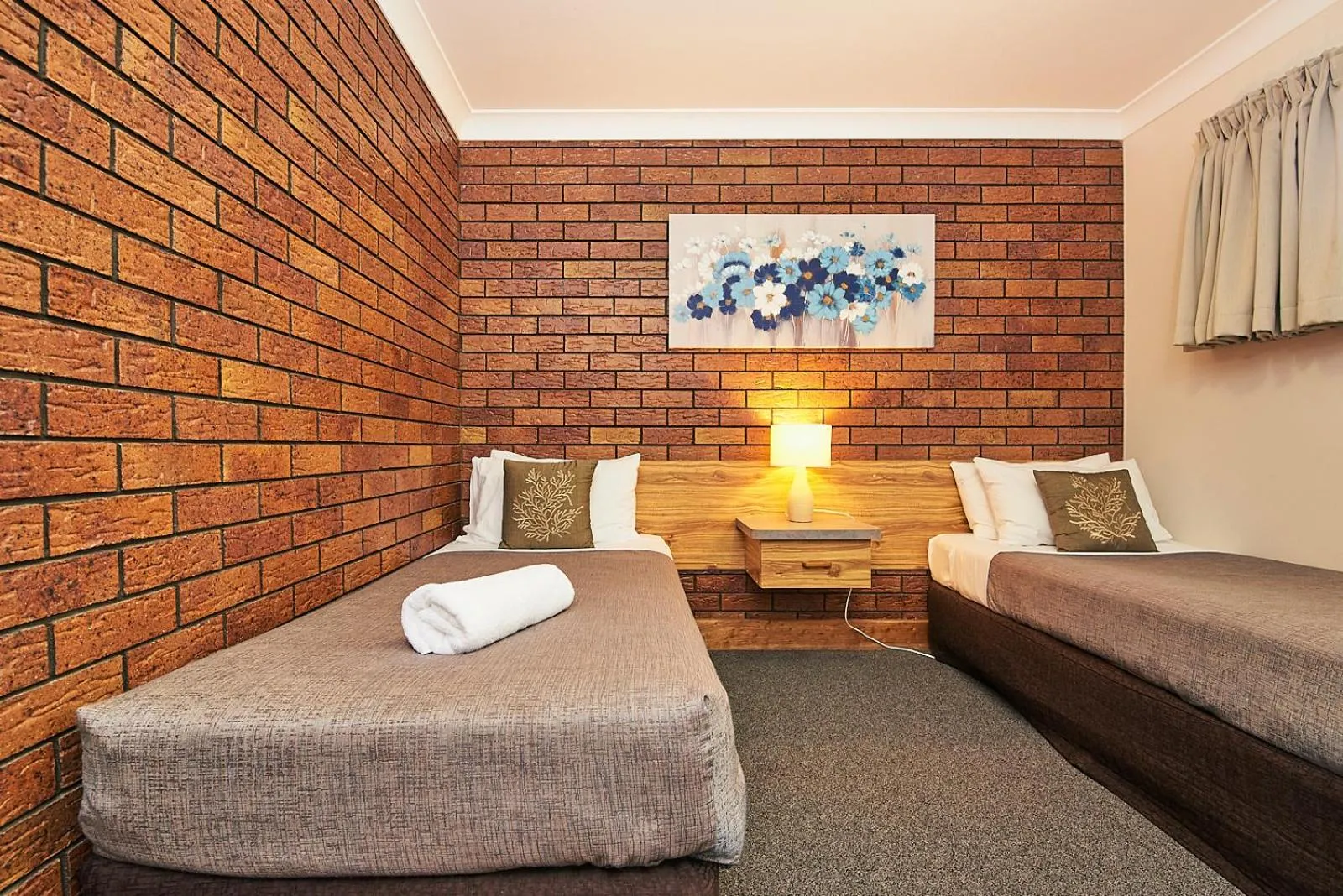 View (from property/room), Bed in Ruthven Street Motor Inn