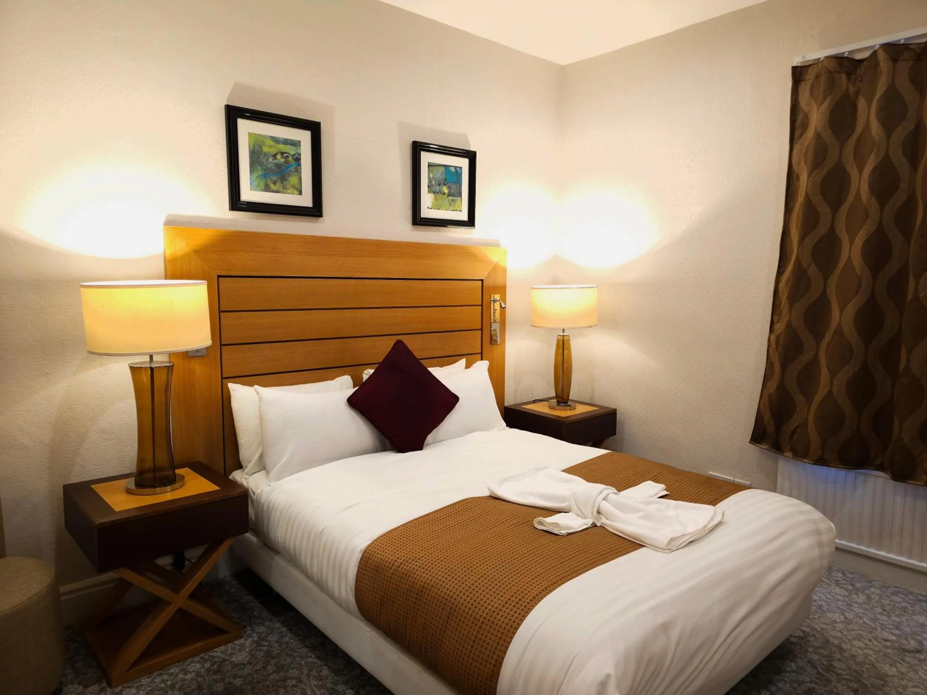 Deluxe Suite in The Crown Hotel Stone