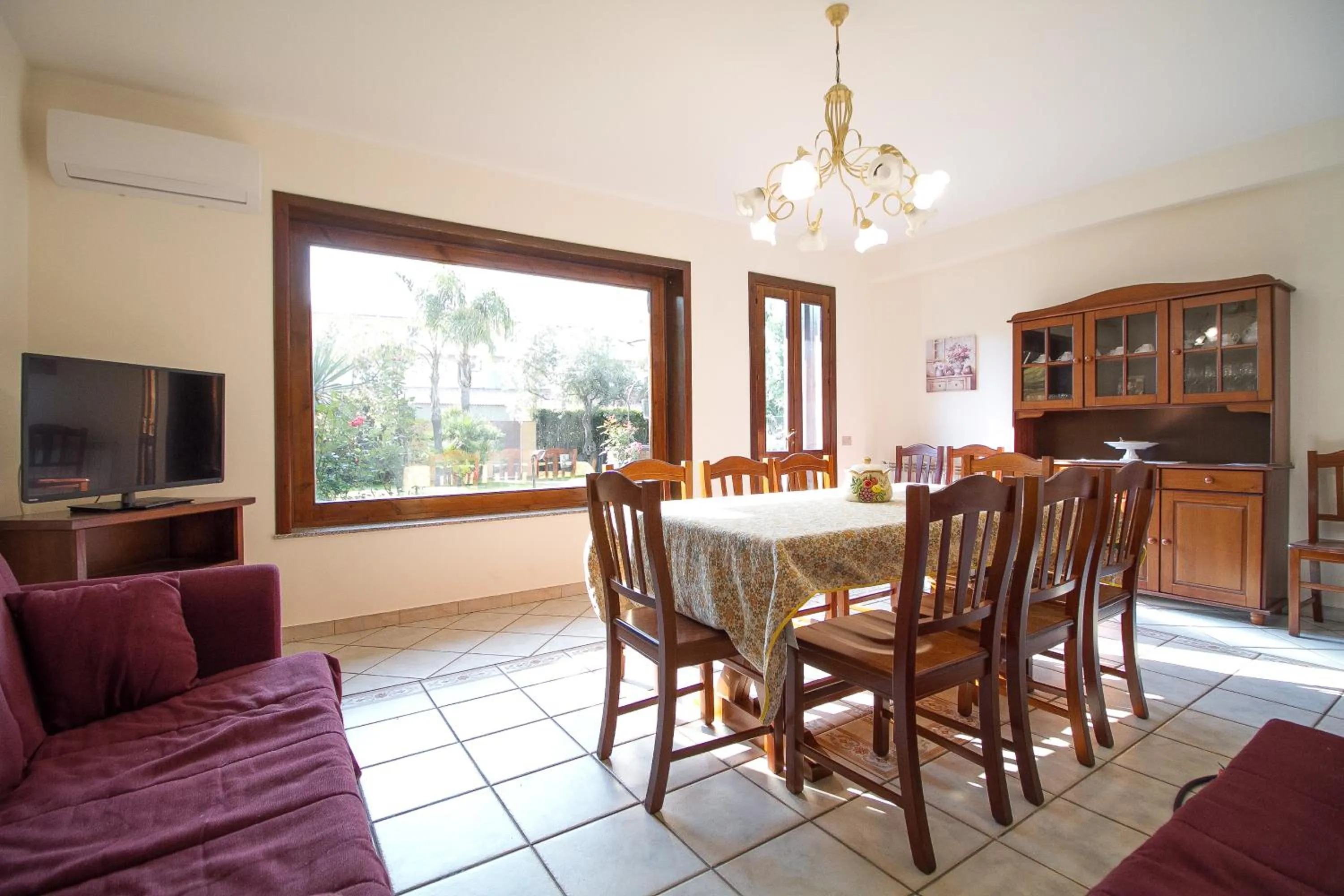 Communal lounge/ TV room in Etna Villa Alba Chiara