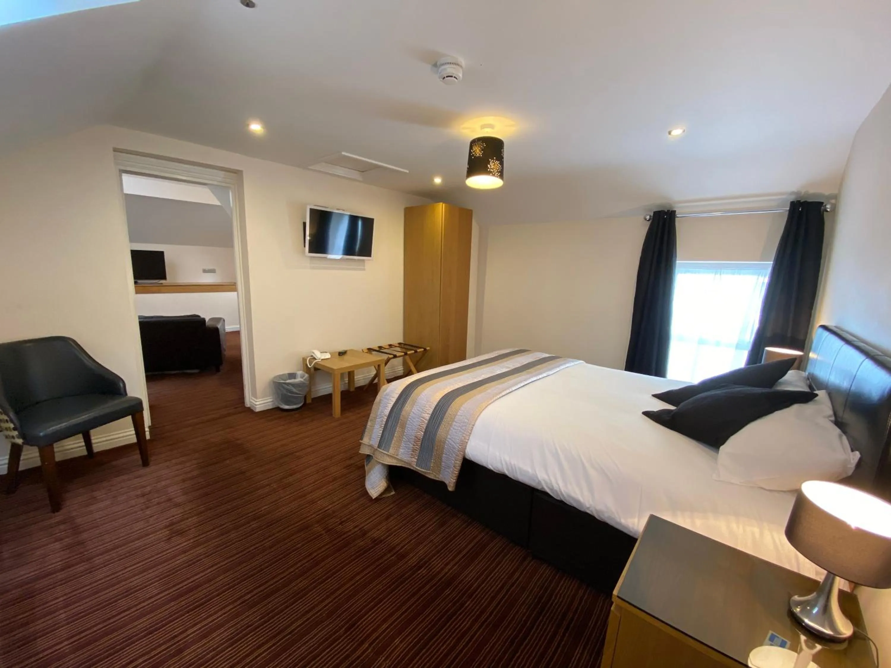 Photo of the whole room, Bed in Spilman Hotel