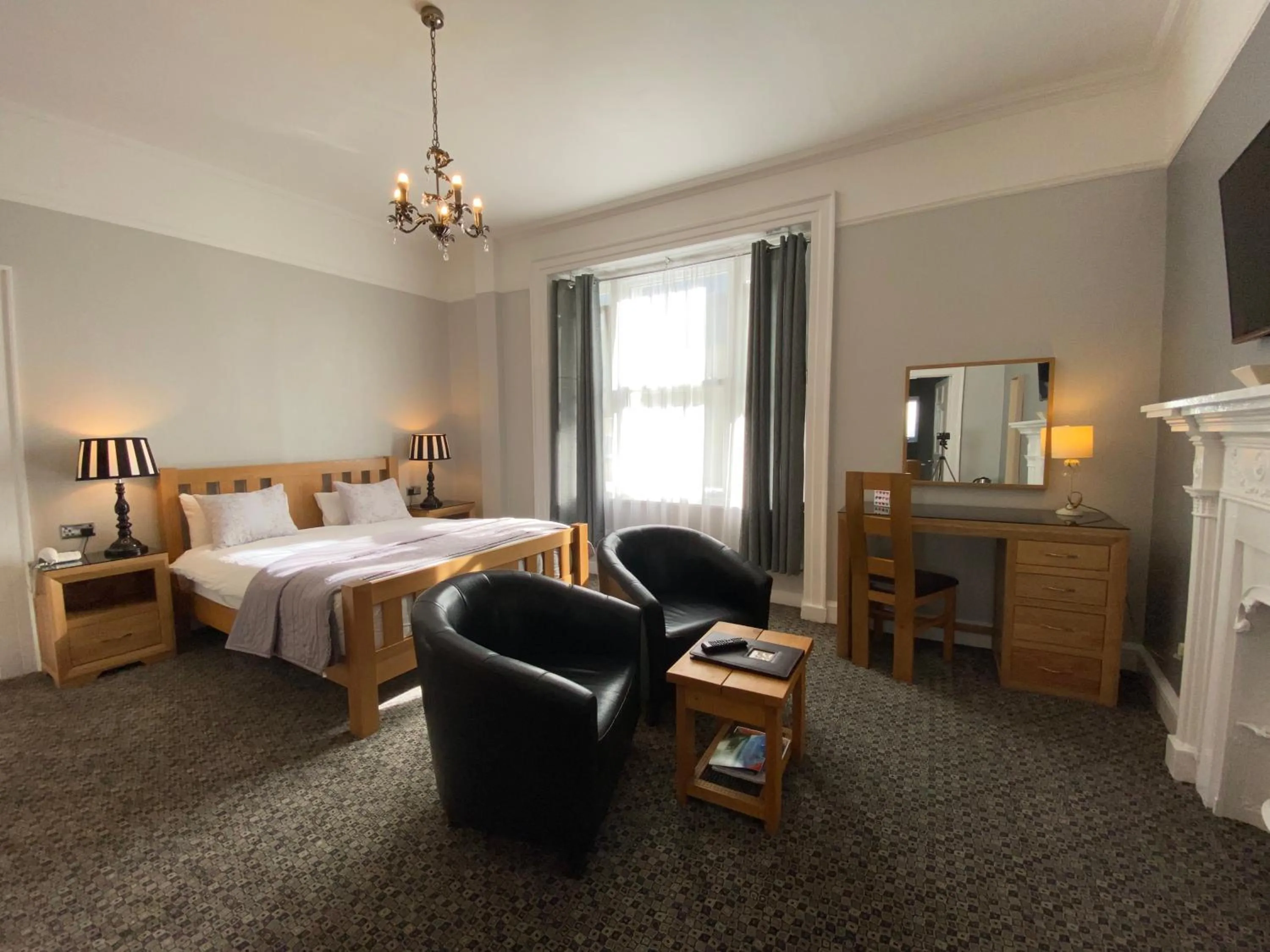 Photo of the whole room, Bed in Spilman Hotel