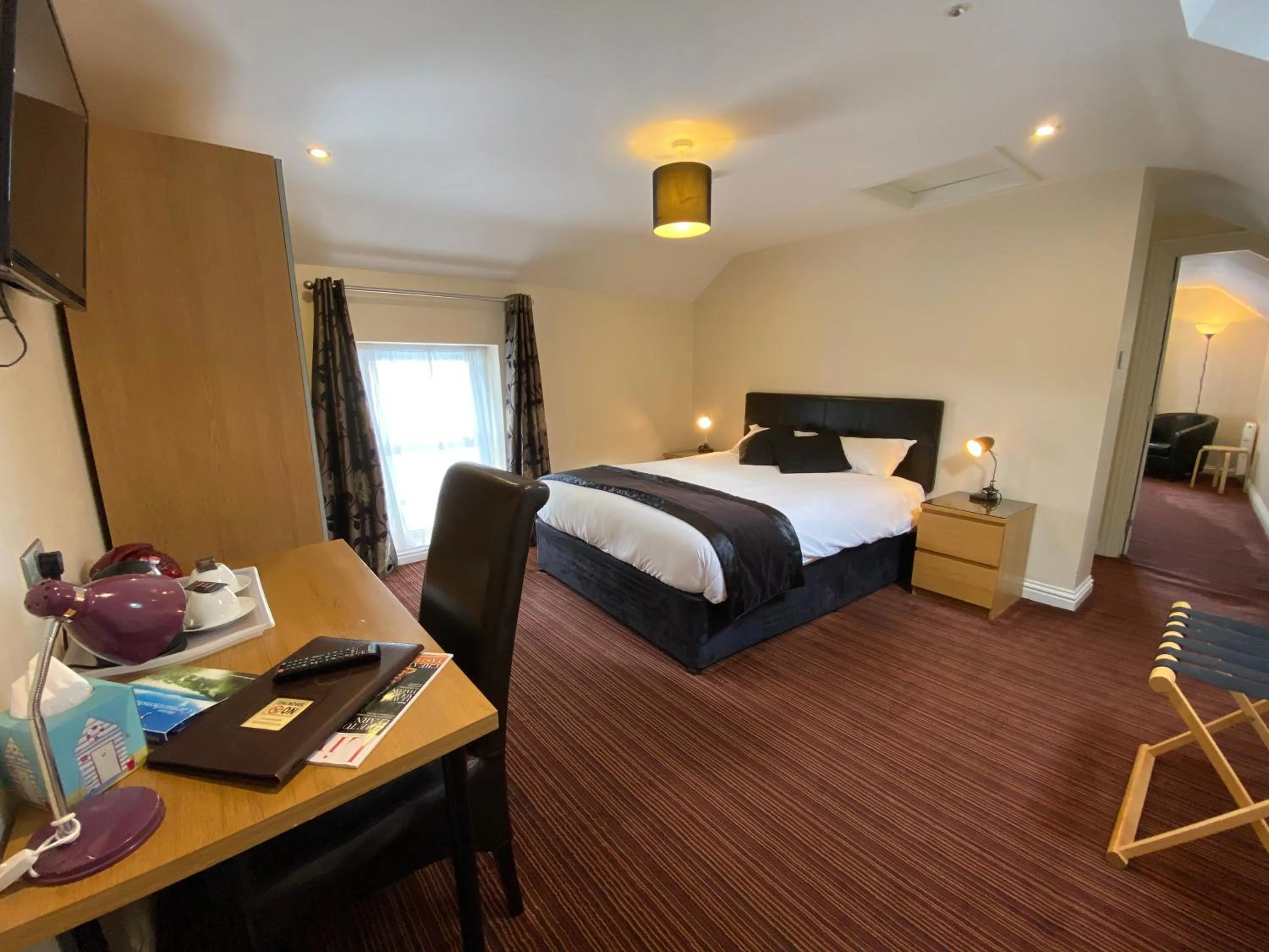 Photo of the whole room, Bed in Spilman Hotel