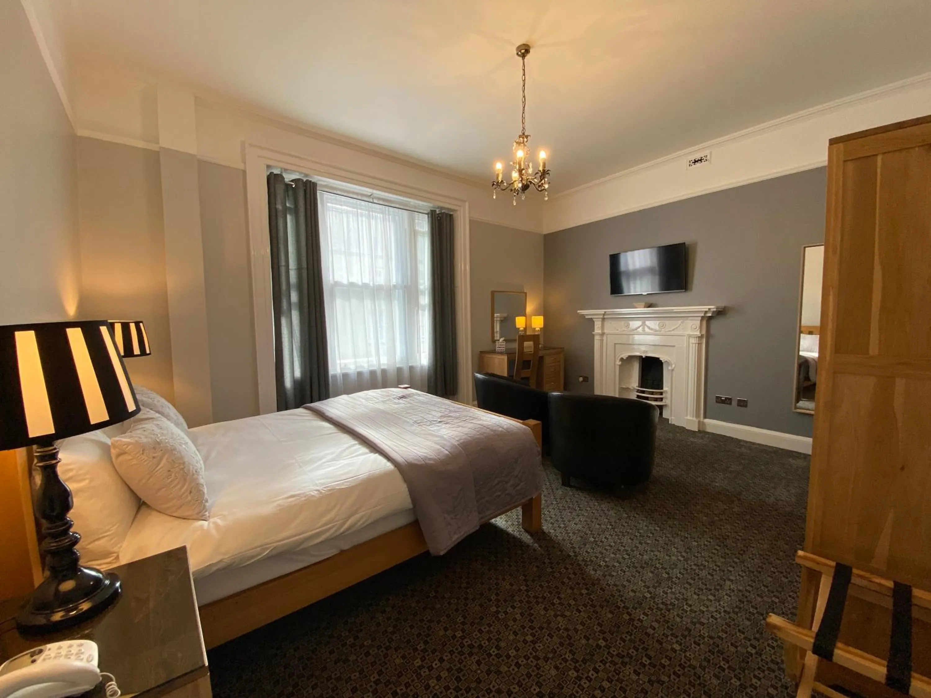 Photo of the whole room, Bed in Spilman Hotel