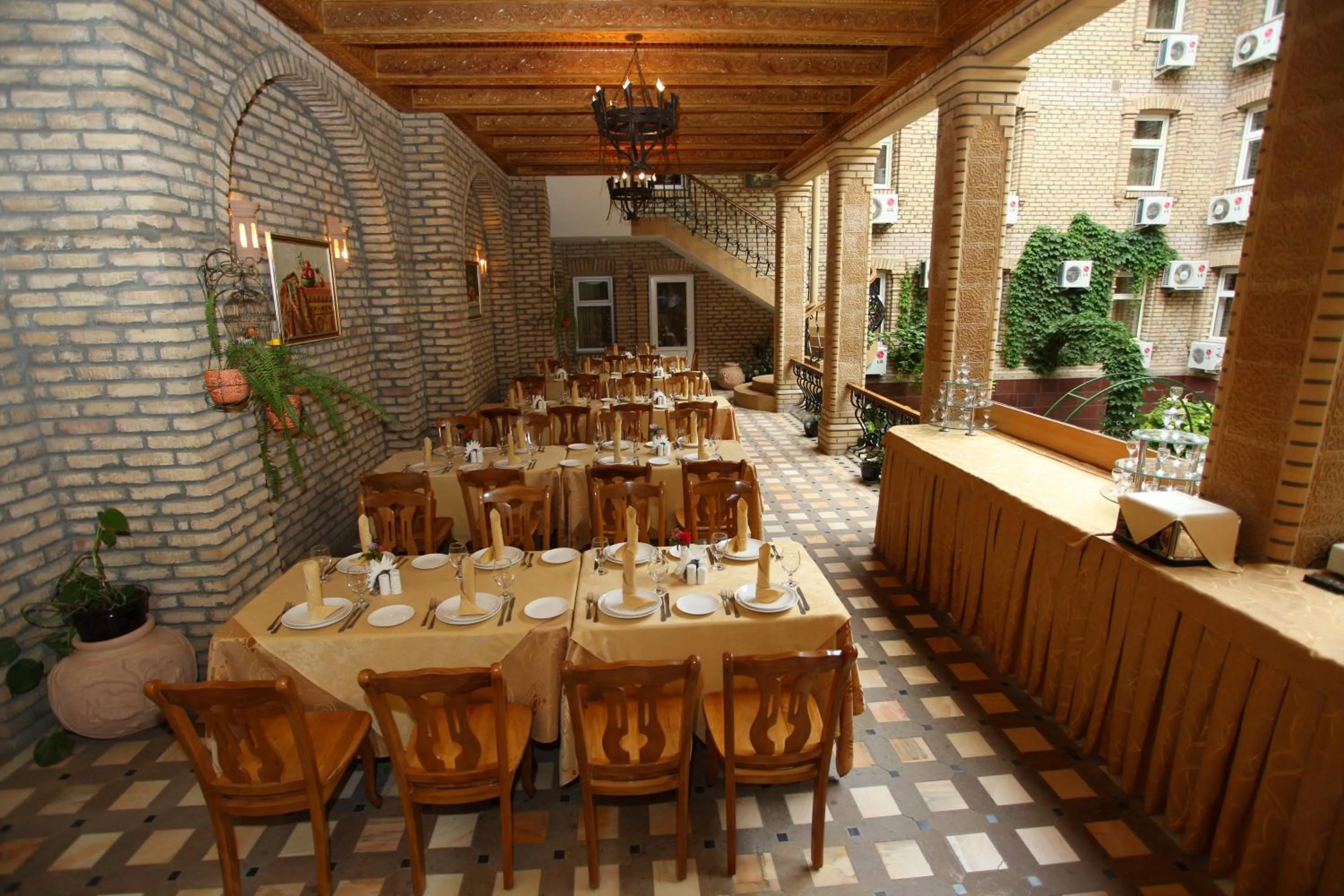 Restaurant/places to eat in Hotel Grand Samarkand Superior - B