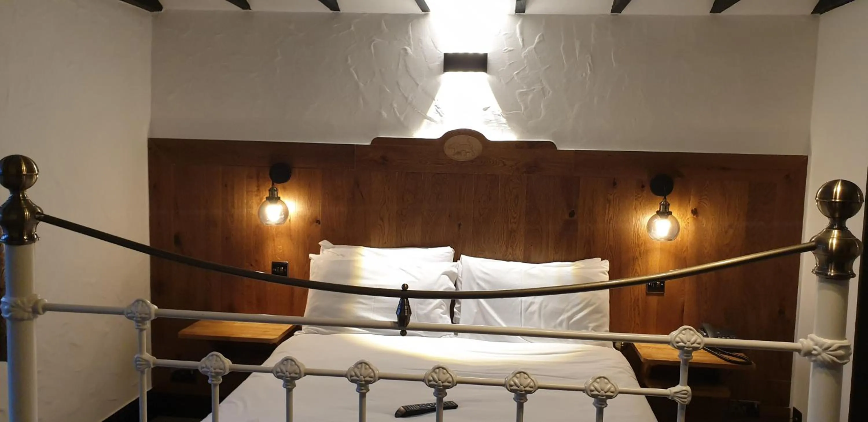 Bed in The Blue Boar - Historic Country Inn near Stratford-upon-Avon