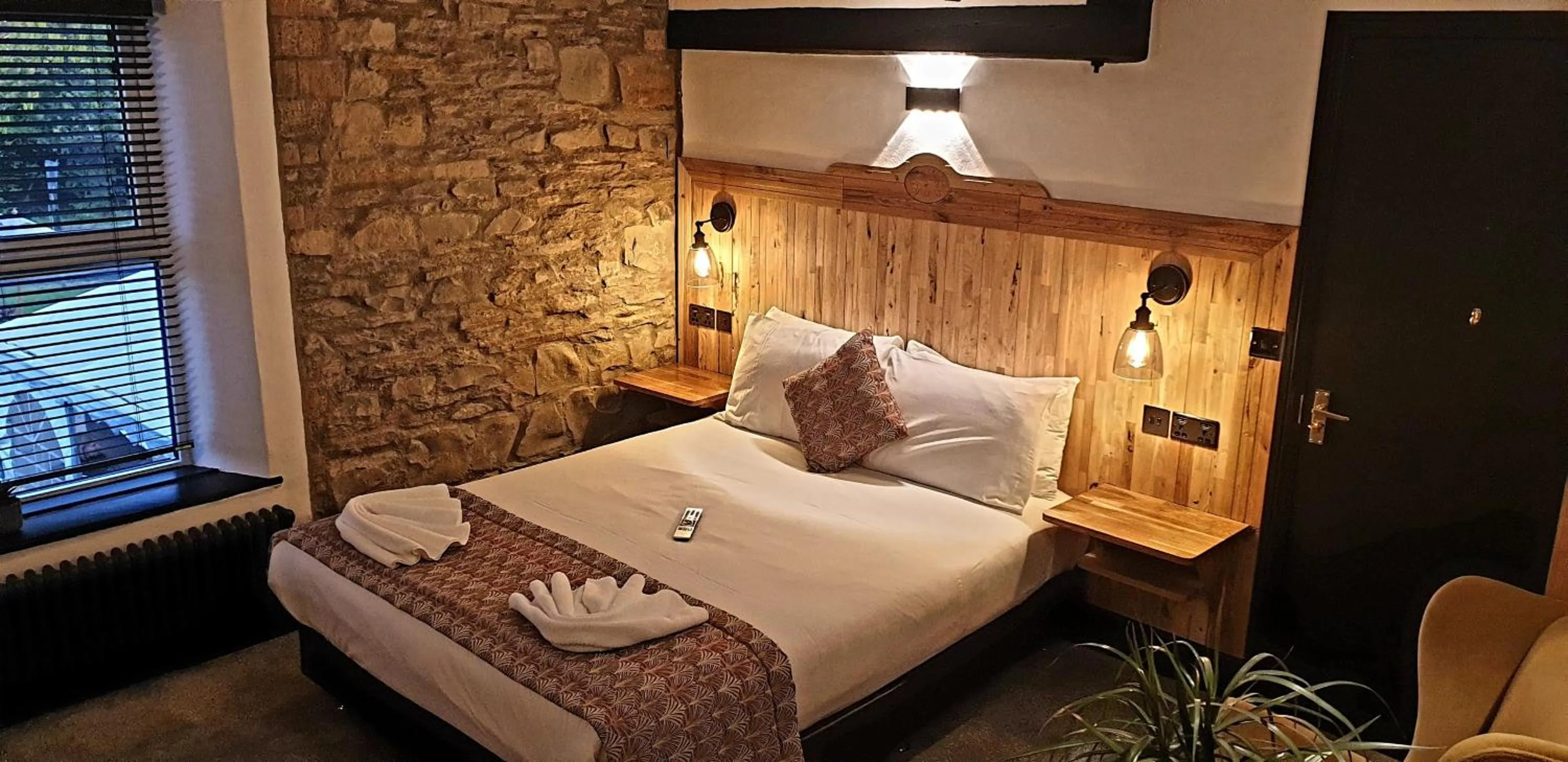 Bed in The Blue Boar - Historic Country Inn near Stratford-upon-Avon