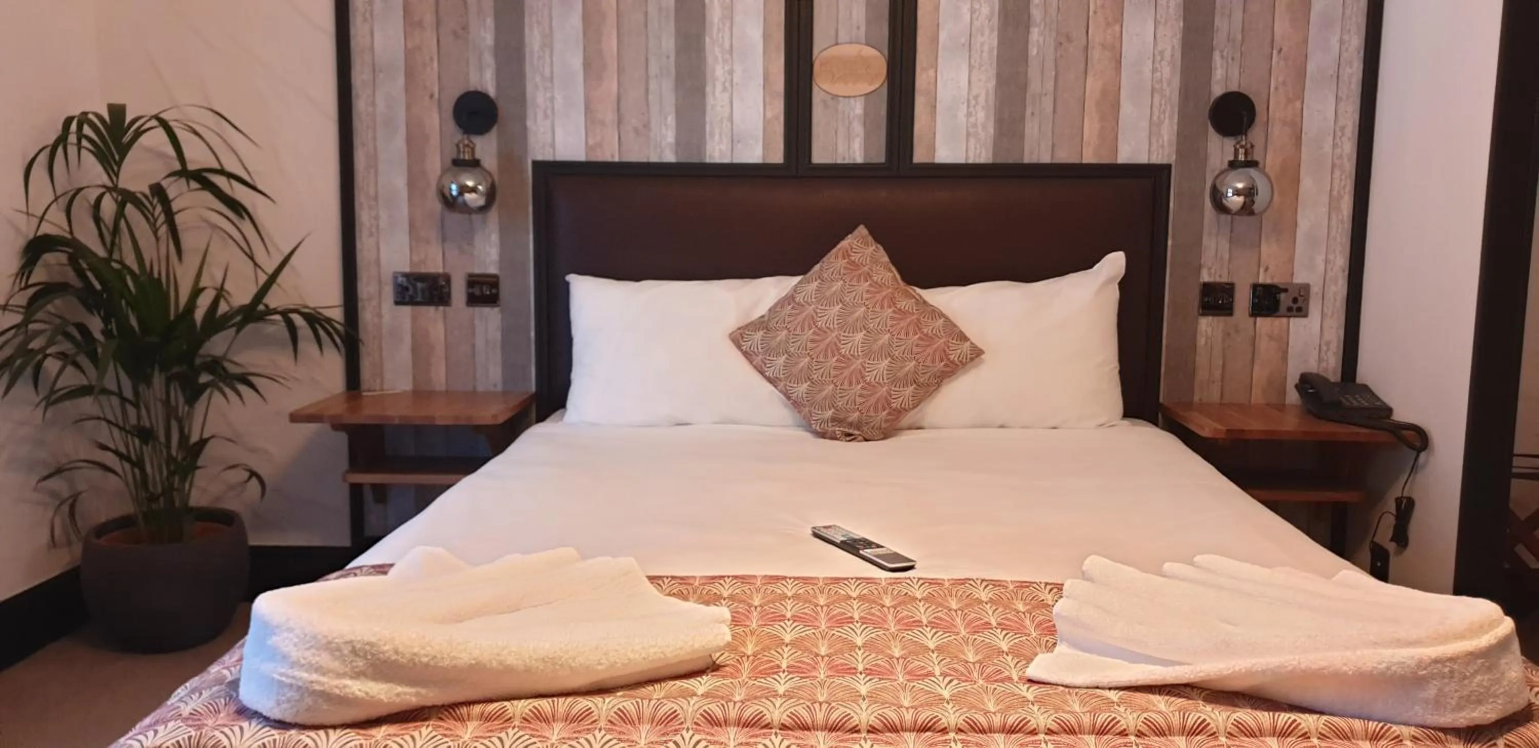 Bed in The Blue Boar - Historic Country Inn near Stratford-upon-Avon