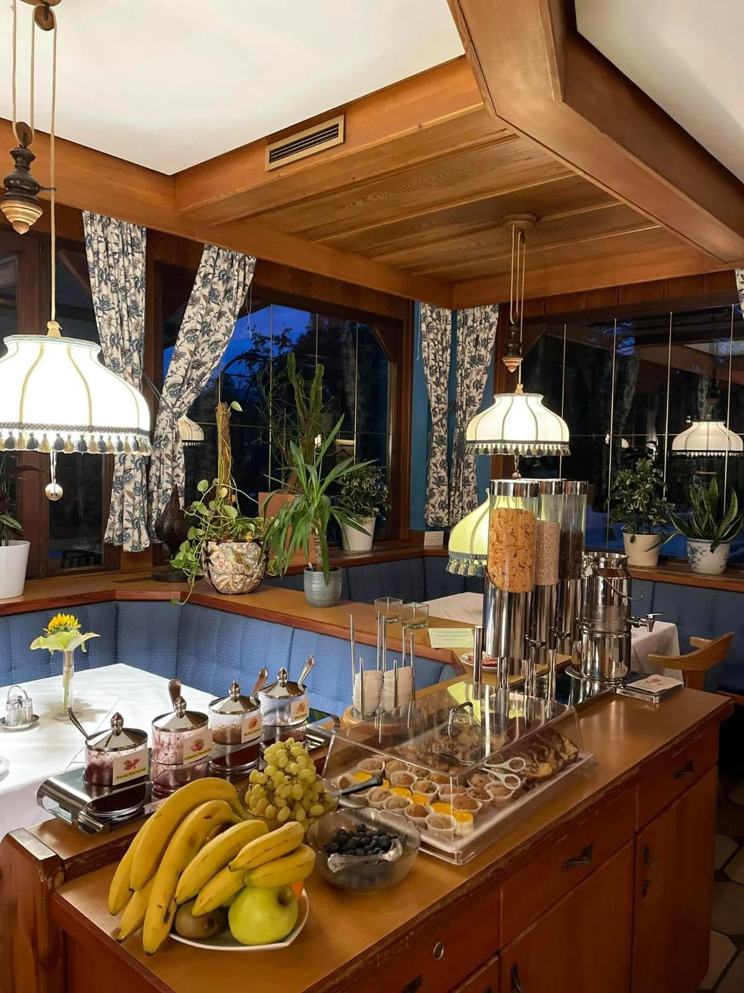 Breakfast in Hotel Restaurant - Häuserl im Wald Graz