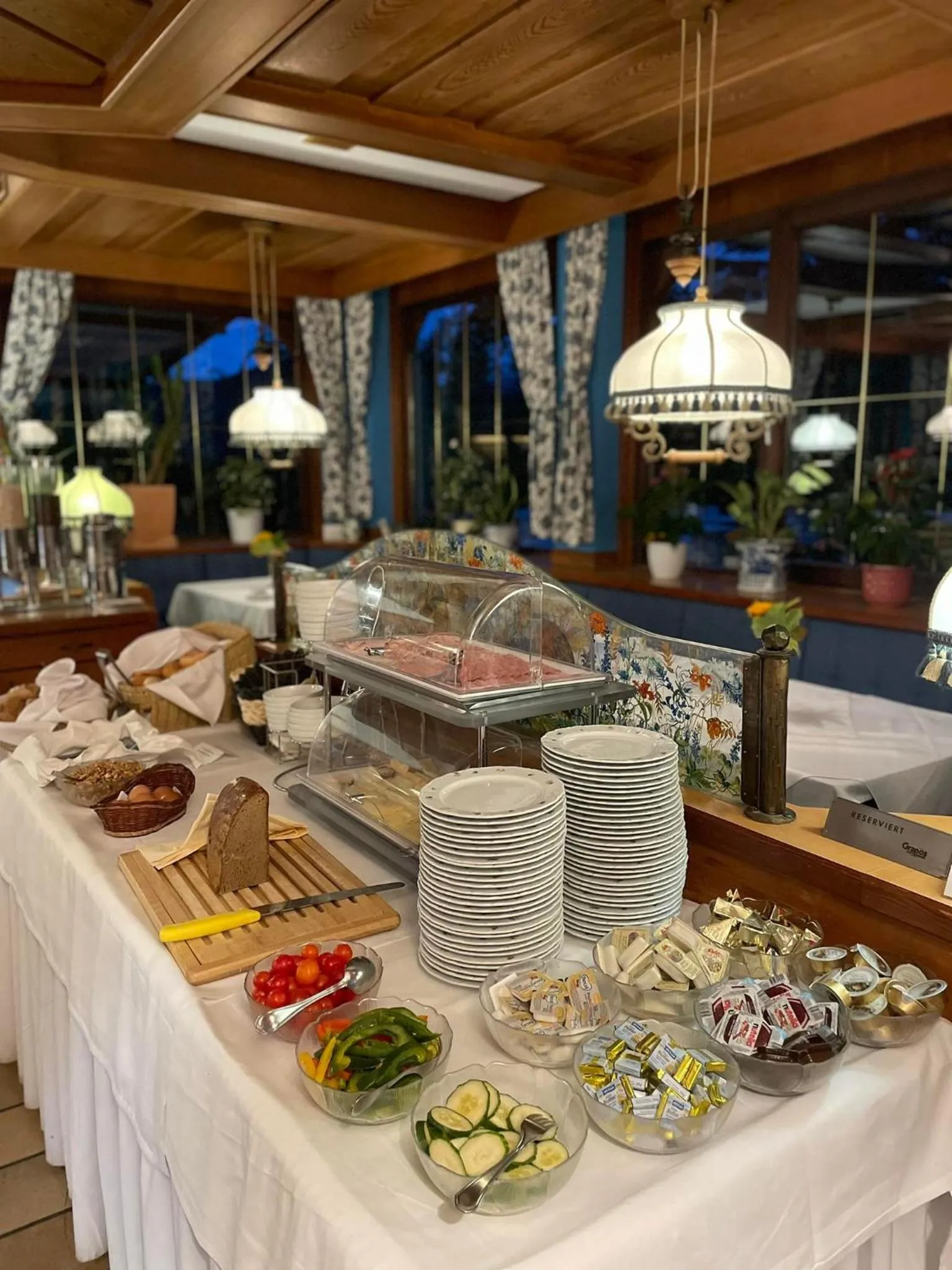 Breakfast in Hotel Restaurant - Häuserl im Wald Graz