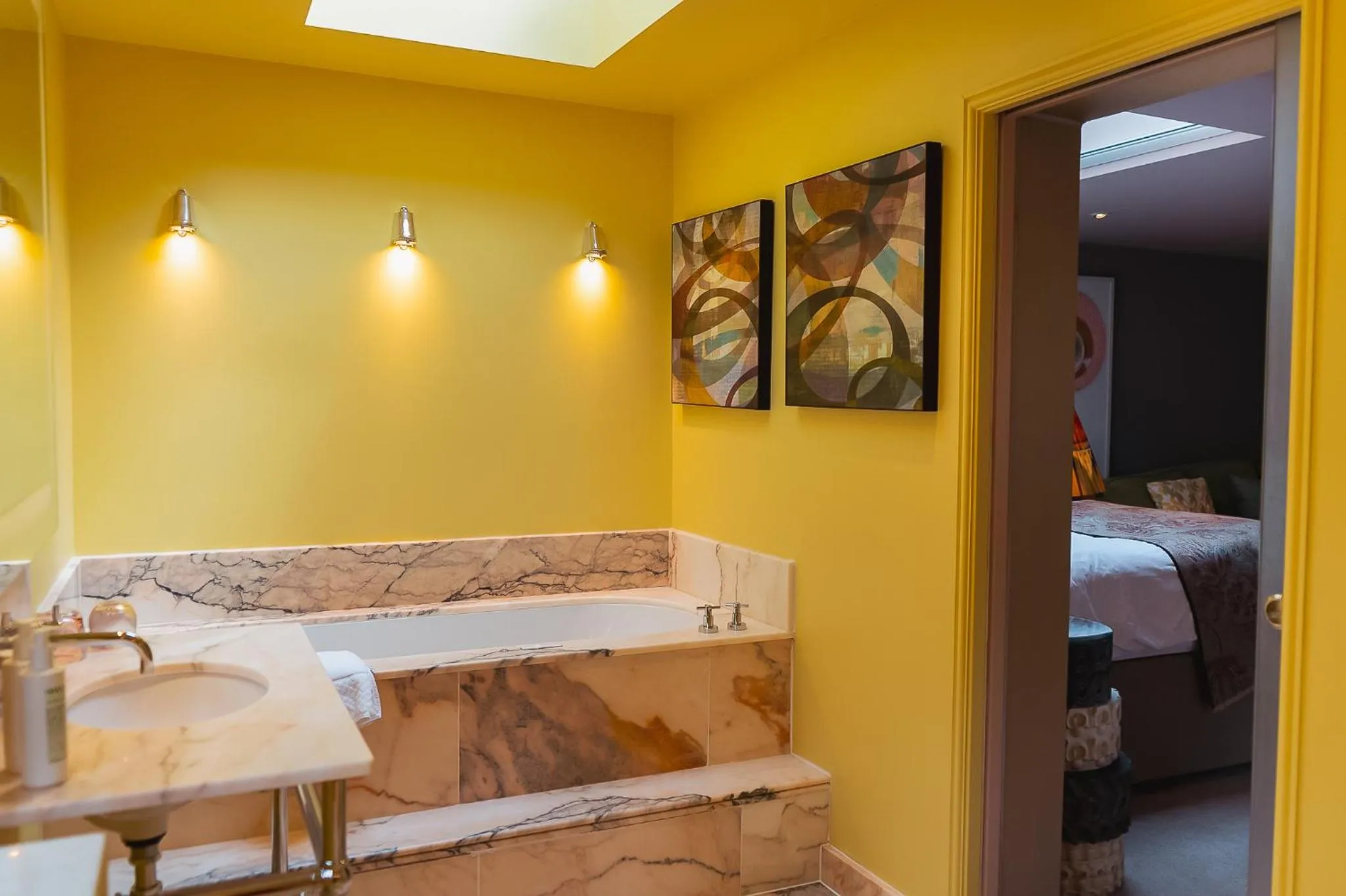 Bathroom, Bed in The Bird, Bath