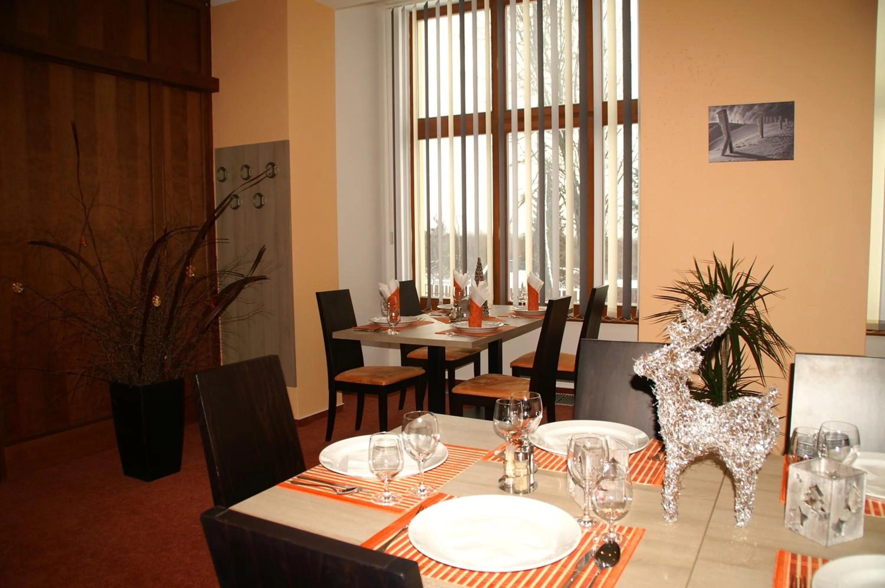 Restaurant/places to eat in Hotel Avalanche