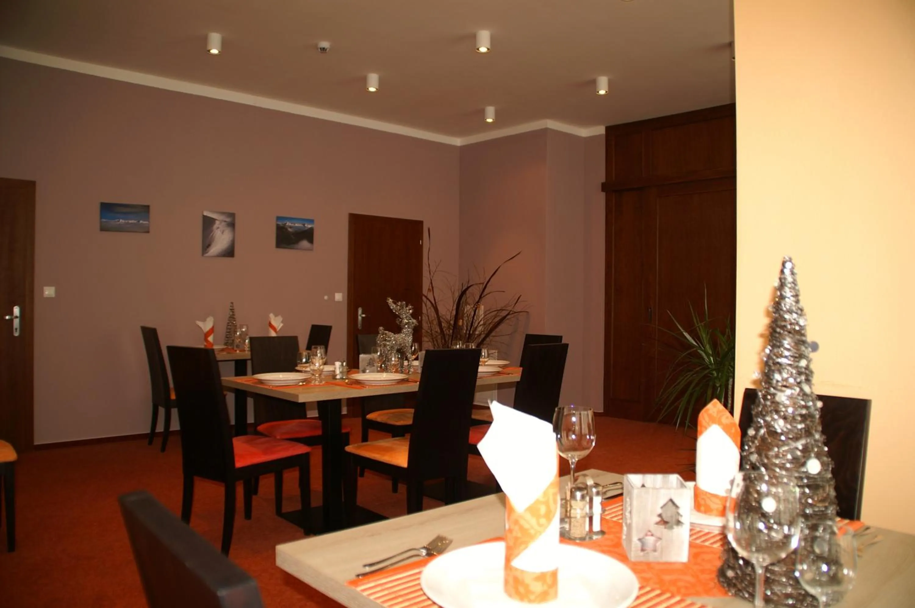 Restaurant/places to eat in Hotel Avalanche