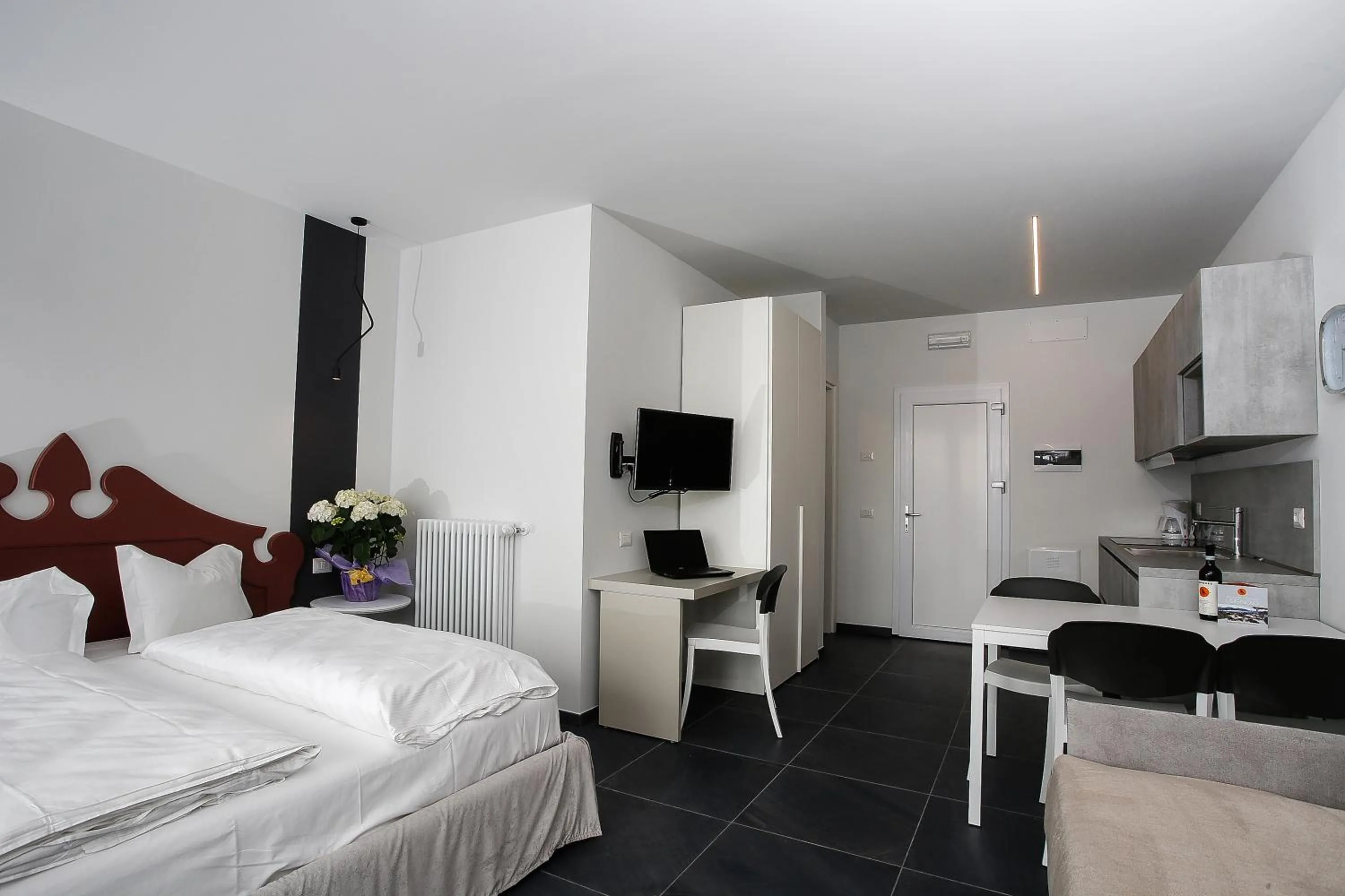 Photo of the whole room, Bed in Residence Usignolo