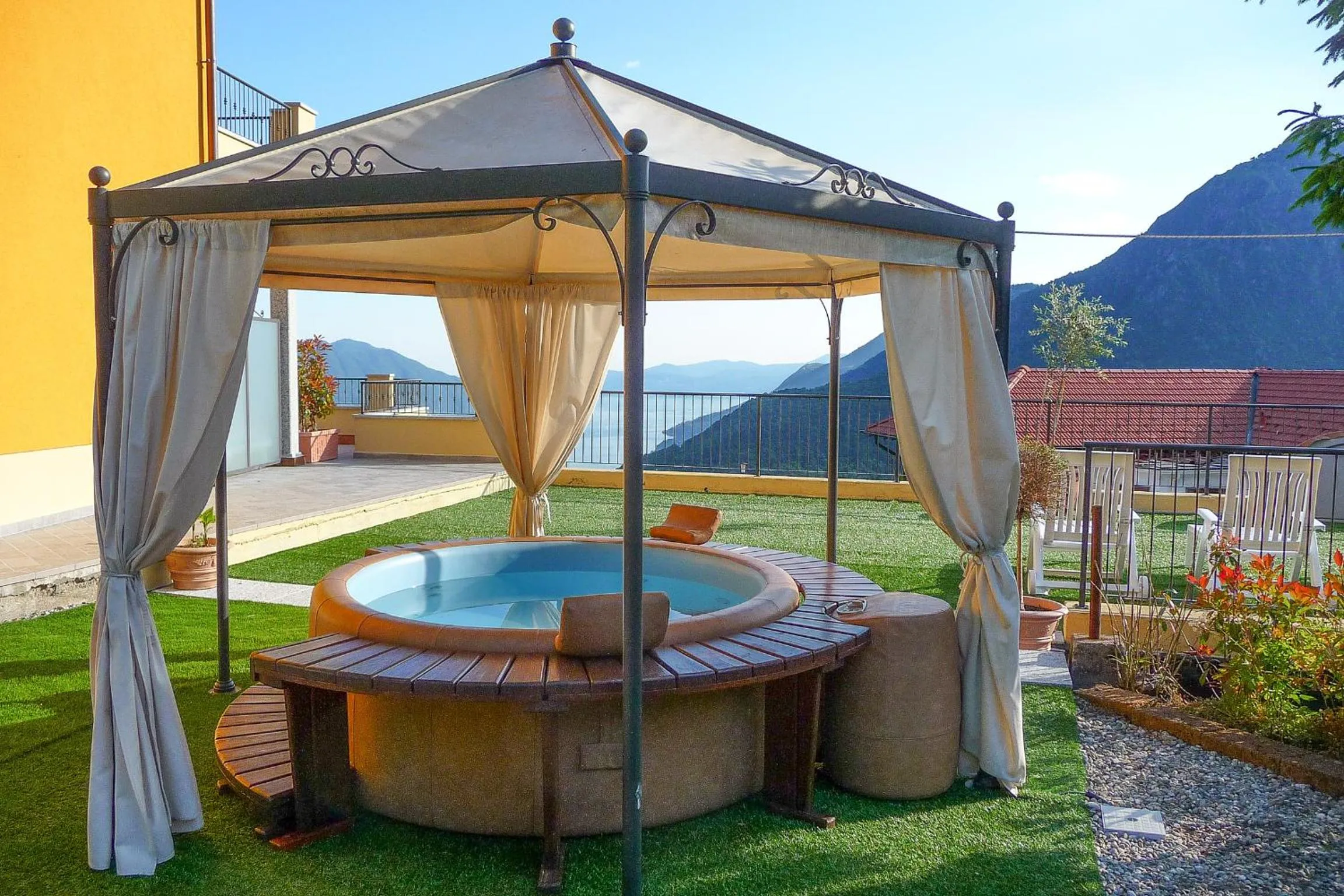 Hot Tub in Residence Usignolo