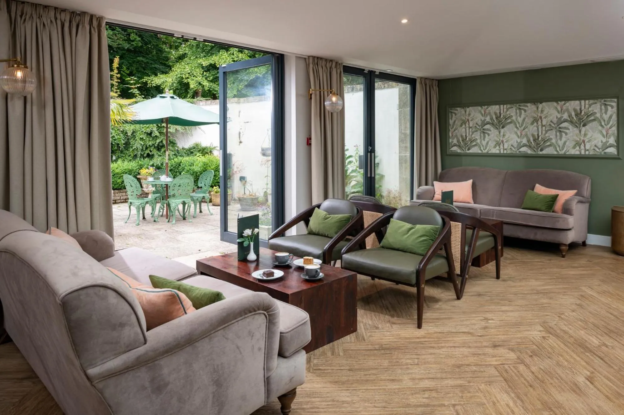 Restaurant/places to eat in Lydiard Park Hotel